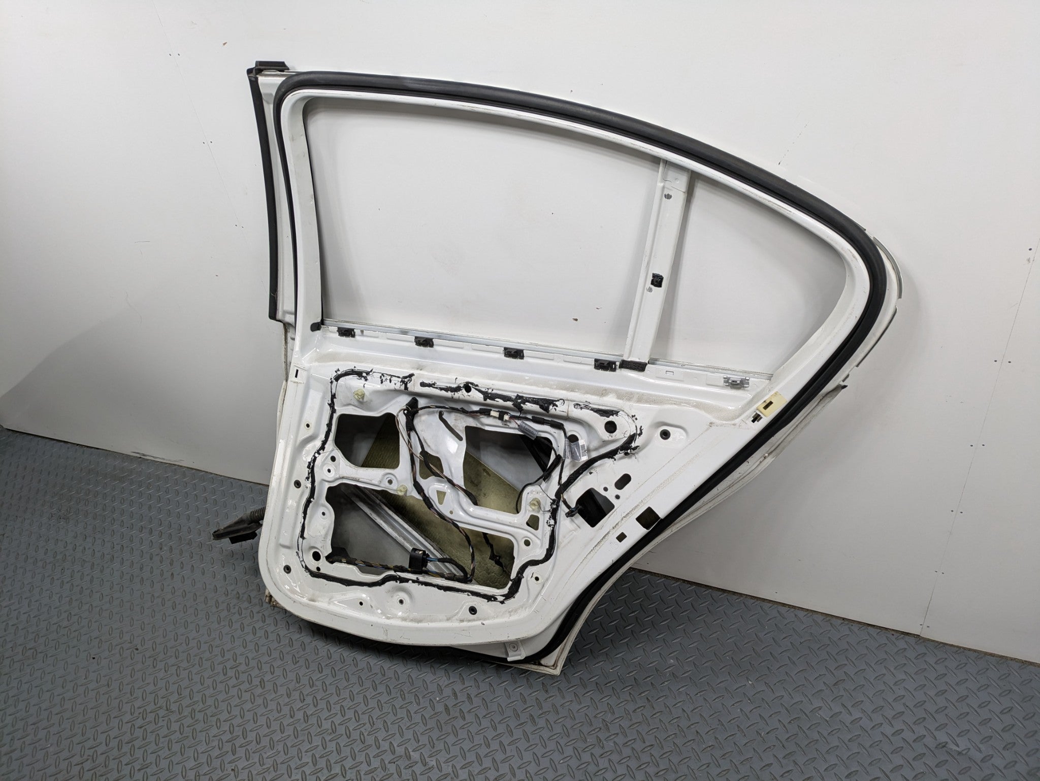 06 - 08 OEM BMW 328I REAR RIGHT PASSENGER SIDE DOOR SHELL PANEL WHITE ASSEMBLY