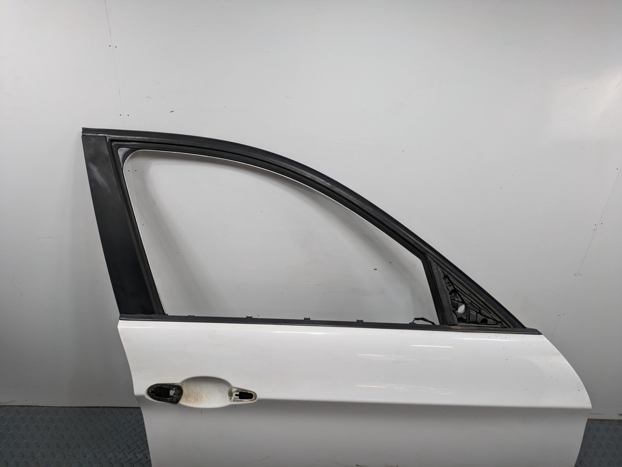 06 - 08 OEM BMW 328I FRONT RIGHT PASSENGER SIDE DOOR SHELL PANEL WHITE ASSEMBLY