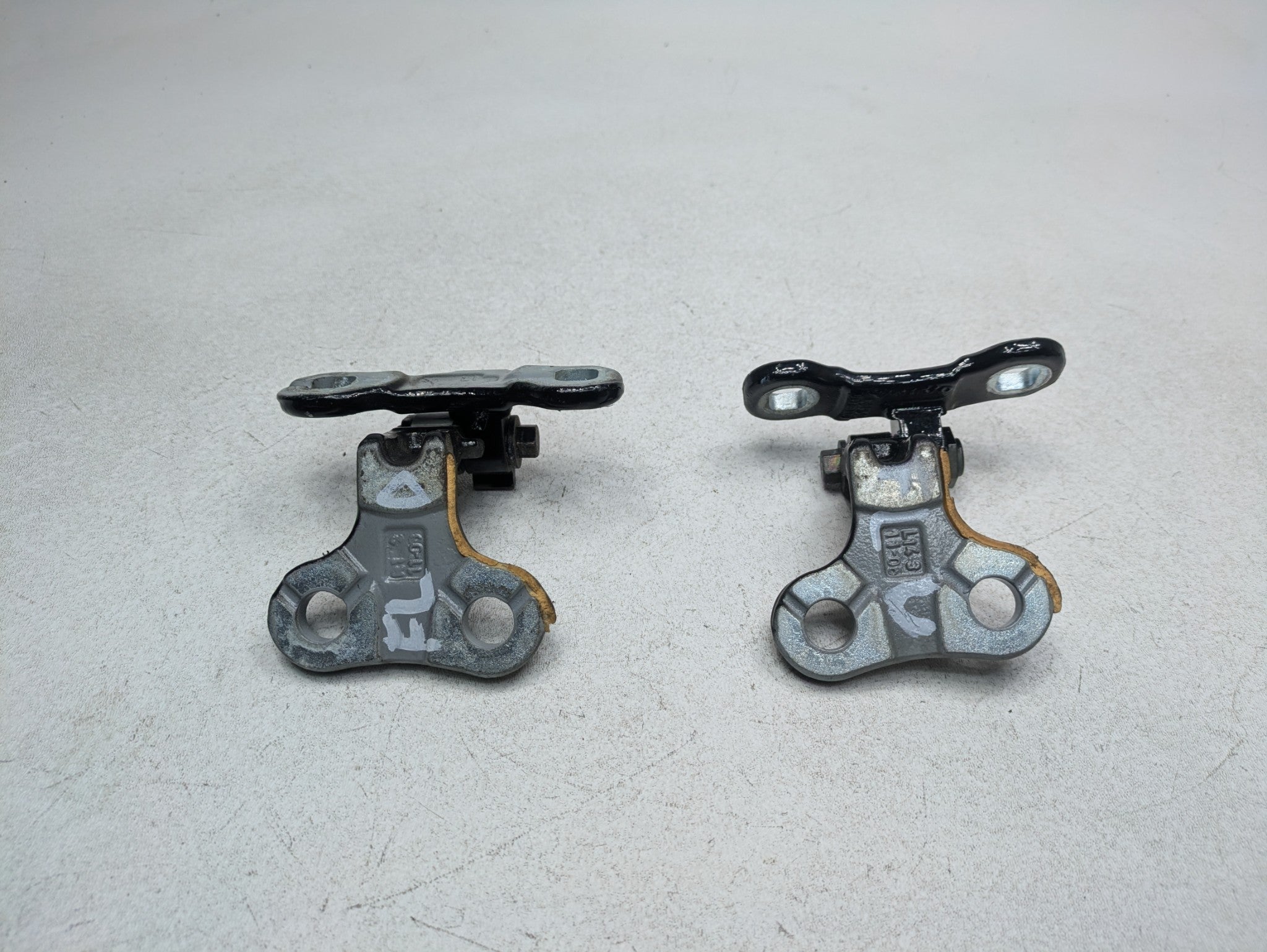 05 - 07 OEM VOLVO V50 FRONT RIGHT PASSENGER SIDE UPPER AND LOWER DOOR HINGE SET