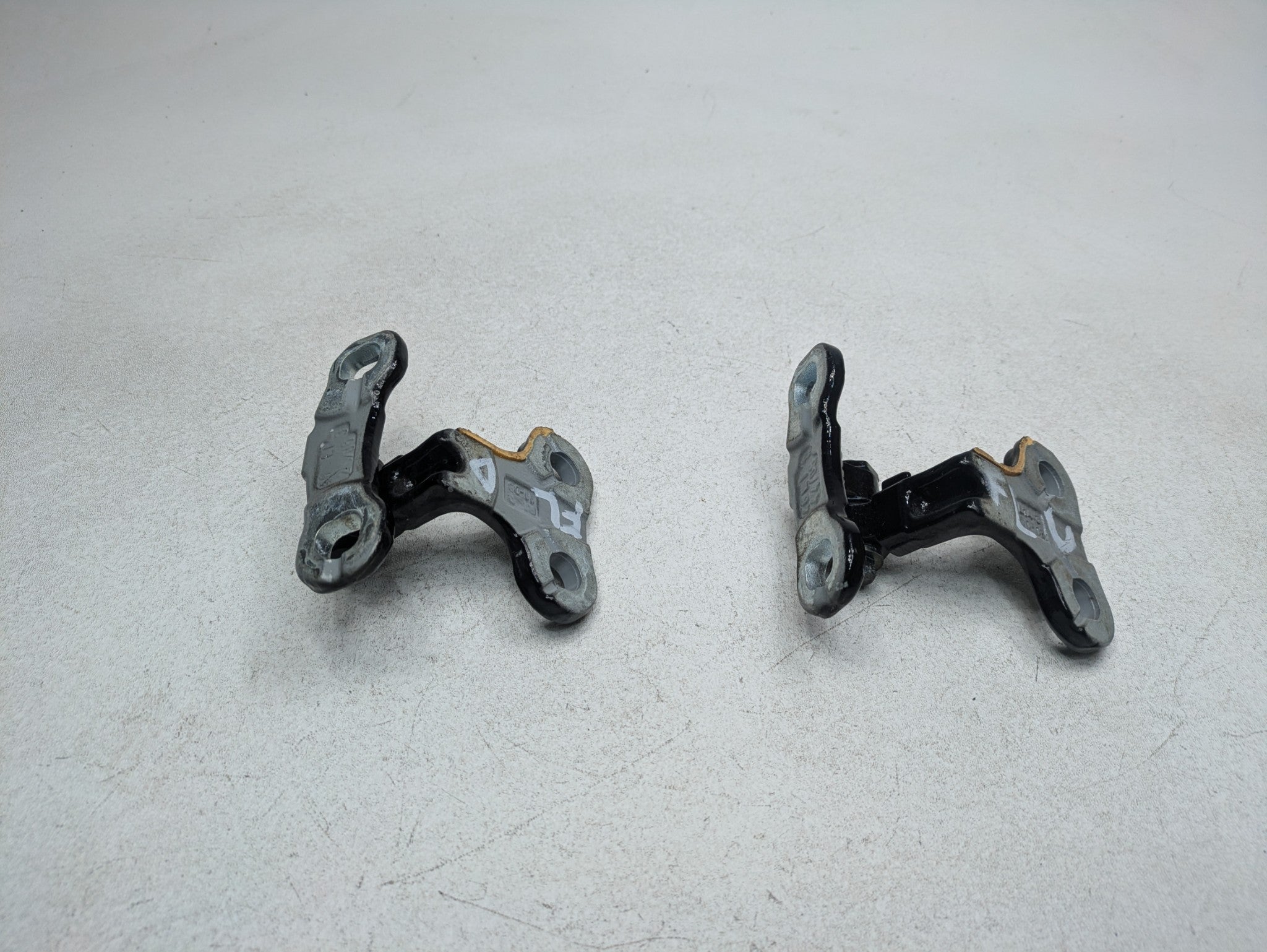 05 - 07 OEM VOLVO V50 FRONT RIGHT PASSENGER SIDE UPPER AND LOWER DOOR HINGE SET