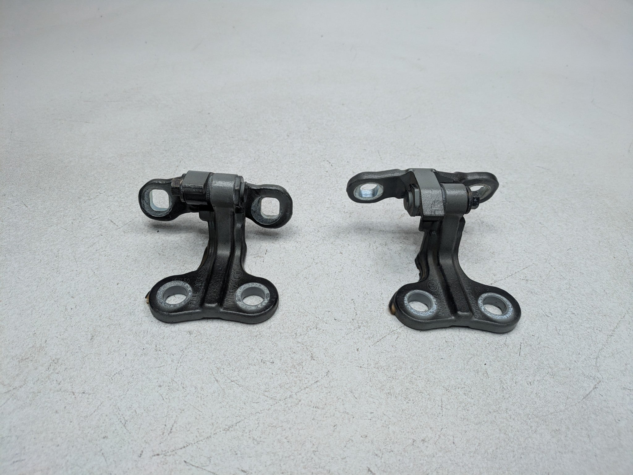 05 - 07 OEM VOLVO V50 FRONT RIGHT PASSENGER SIDE UPPER AND LOWER DOOR HINGE SET