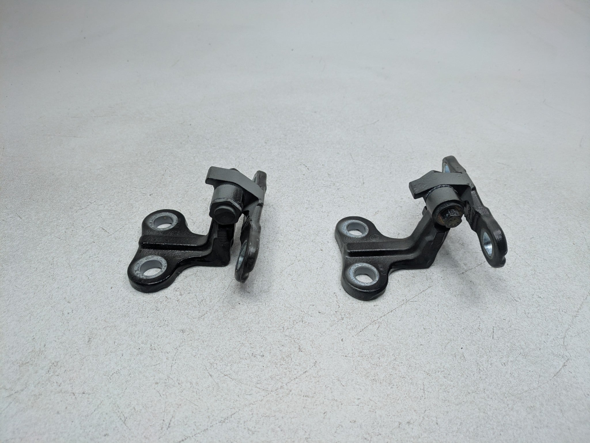 05 - 07 OEM VOLVO V50 FRONT RIGHT PASSENGER SIDE UPPER AND LOWER DOOR HINGE SET