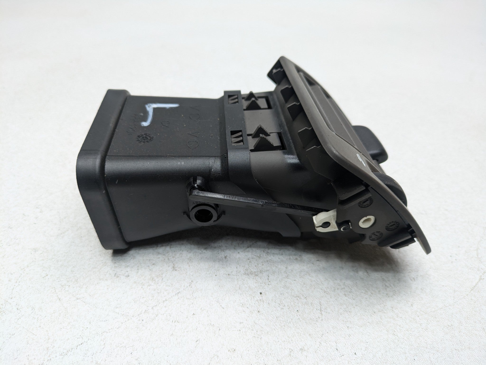 05 - 07 OEM VOLVO V50 LEFT SIDE DASHBOARD AIR CONDITIONING HEATER VENT ASSEMBLY