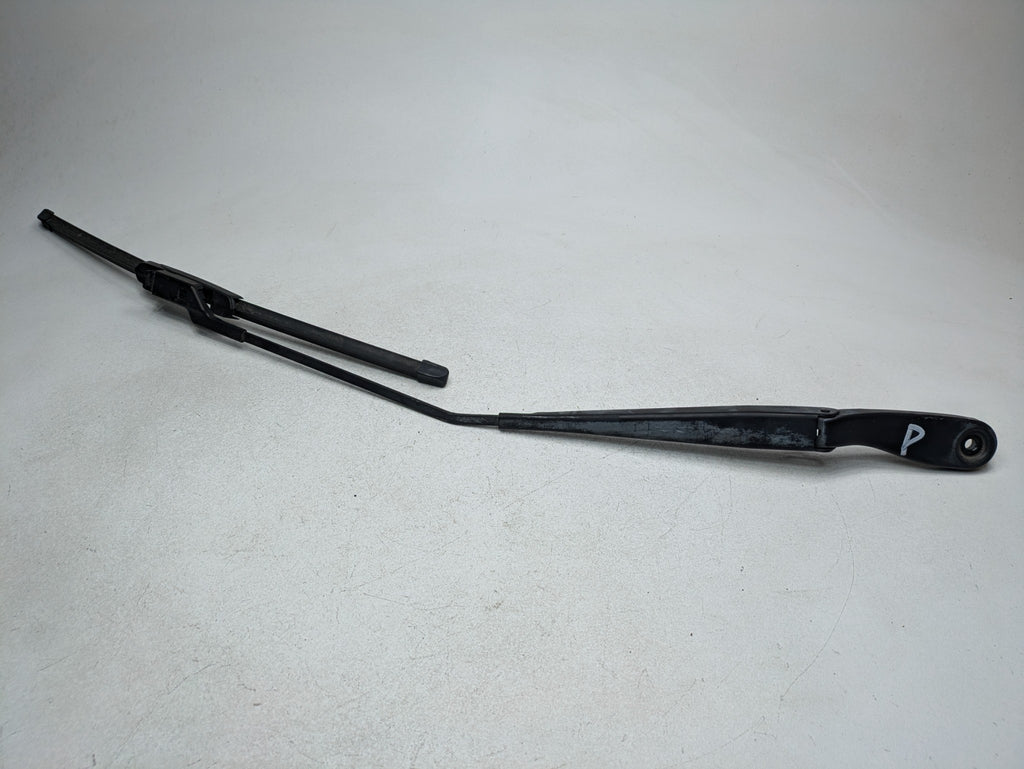 05 - 07 OEM VOLVO V50 FRONT RIGHT PASSENGER SIDE WINDSHIELD WIPER ARM WITH BLADE