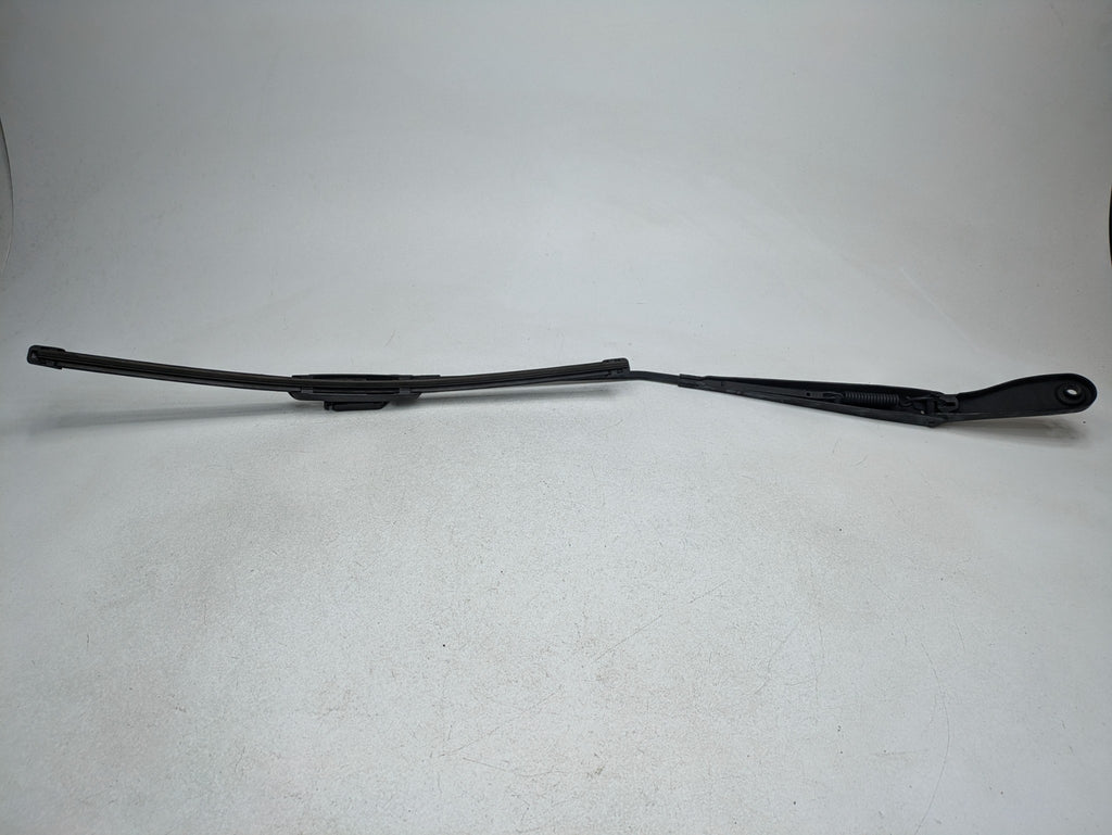 05 - 07 OEM VOLVO V50 FRONT RIGHT PASSENGER SIDE WINDSHIELD WIPER ARM WITH BLADE