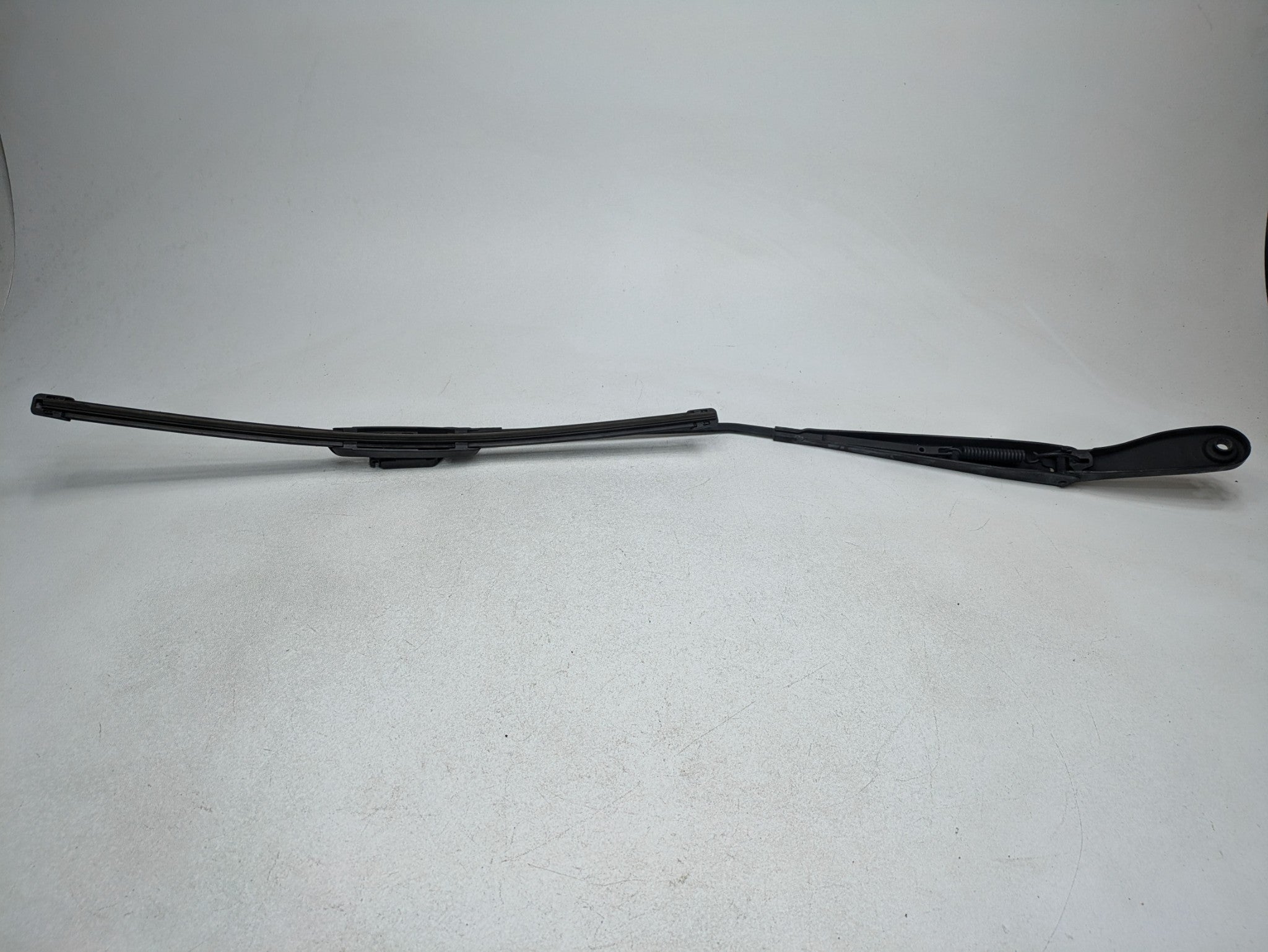 05 - 07 OEM VOLVO V50 FRONT RIGHT PASSENGER SIDE WINDSHIELD WIPER ARM WITH BLADE