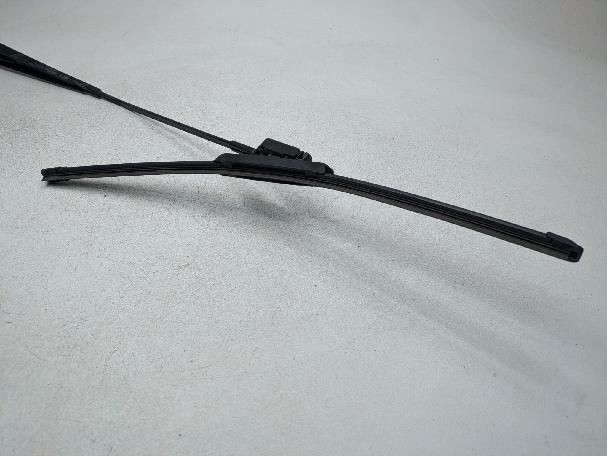 05 - 07 OEM VOLVO V50 FRONT RIGHT PASSENGER SIDE WINDSHIELD WIPER ARM WITH BLADE