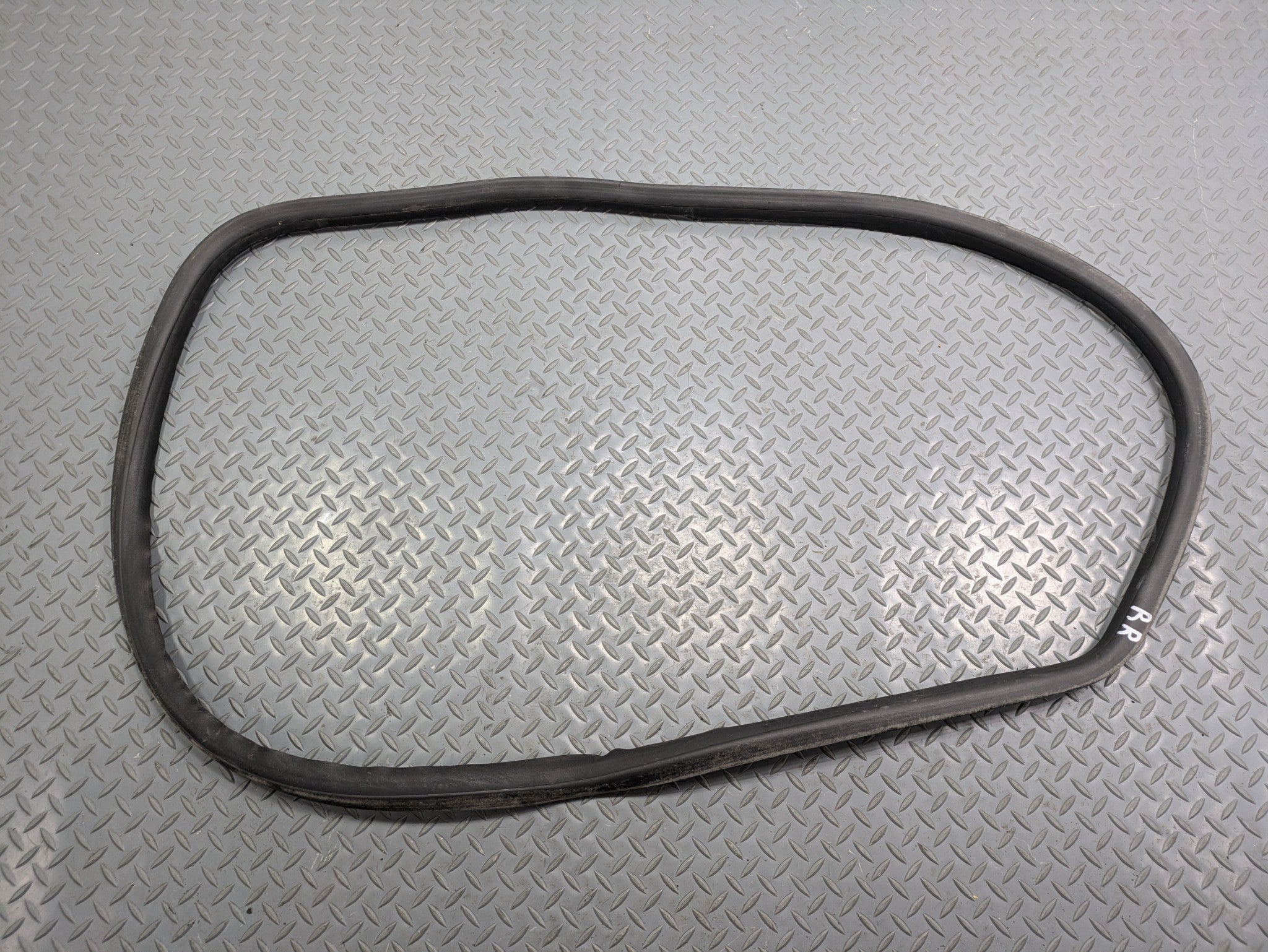 05 - 07 OEM VOLVO V50 REAR RIGHT PASSENGER SIDE DOOR SEAL WEATHER STRIP RUBBER