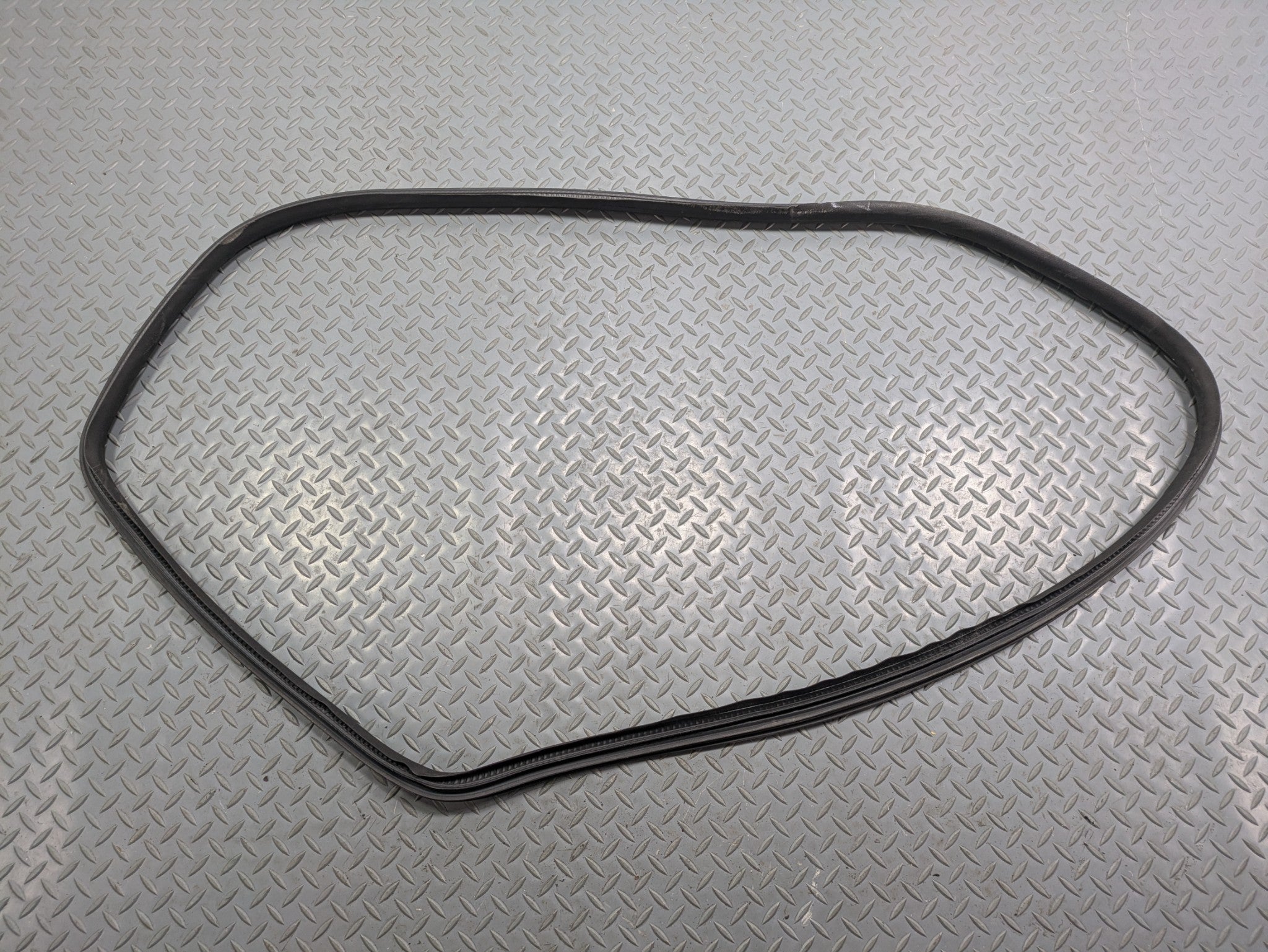 05 - 07 OEM VOLVO V50 REAR RIGHT PASSENGER SIDE DOOR SEAL WEATHER STRIP RUBBER