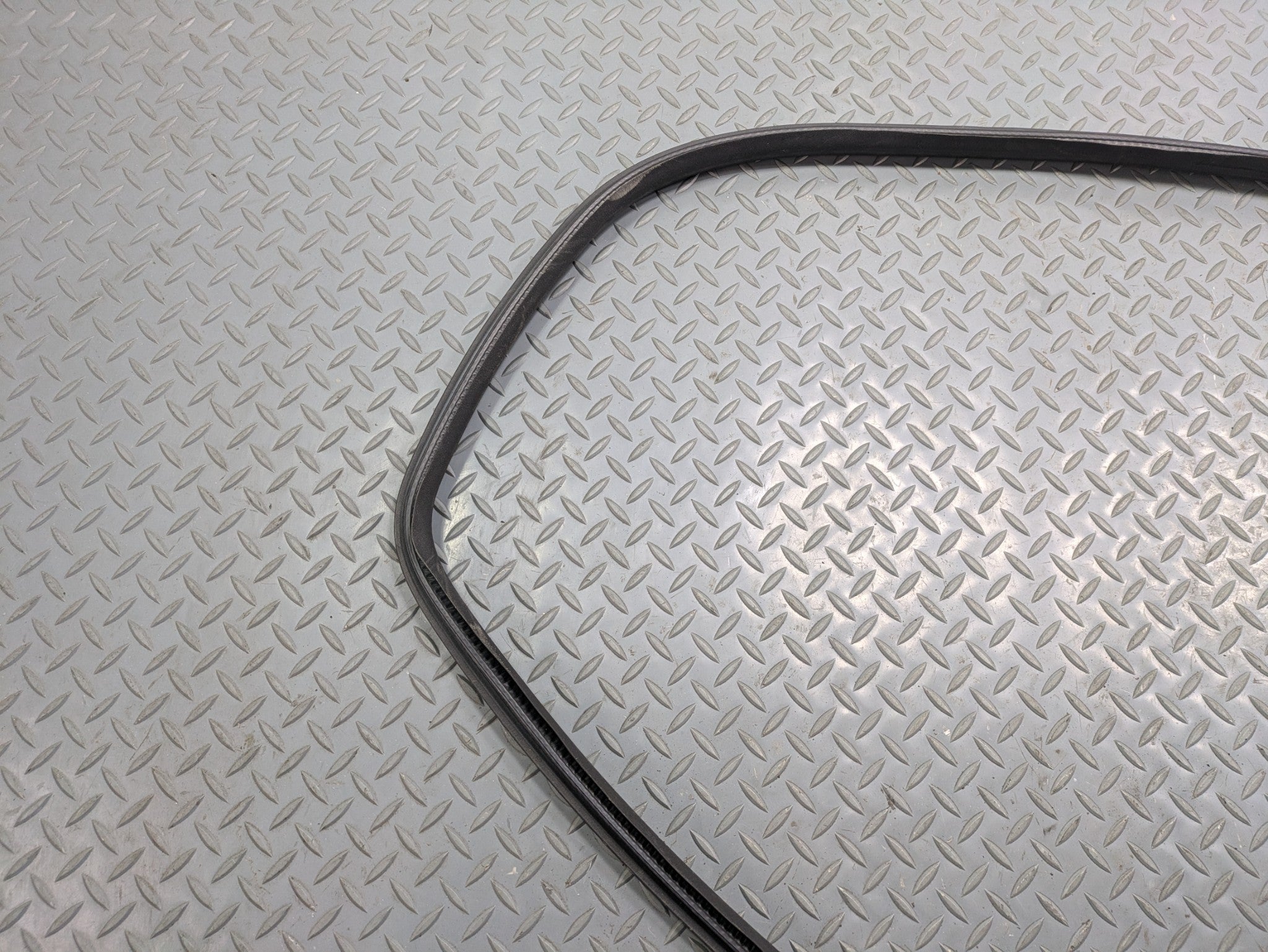 05 - 07 OEM VOLVO V50 REAR RIGHT PASSENGER SIDE DOOR SEAL WEATHER STRIP RUBBER