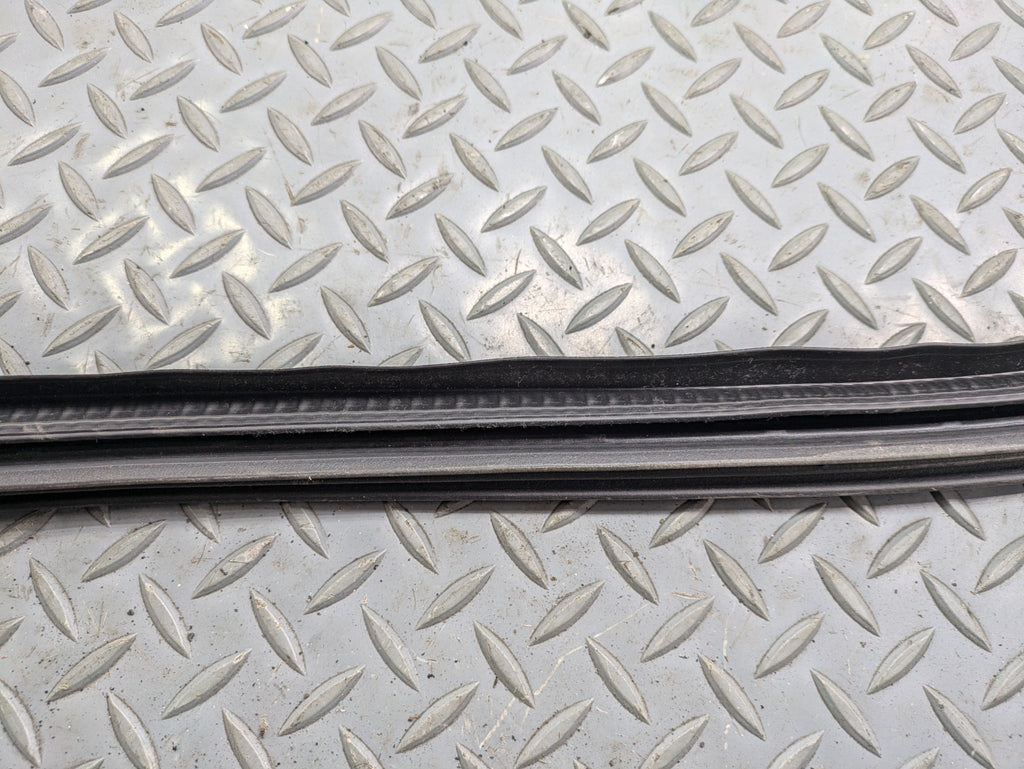 05 - 07 OEM VOLVO V50 REAR RIGHT PASSENGER SIDE DOOR SEAL WEATHER STRIP RUBBER