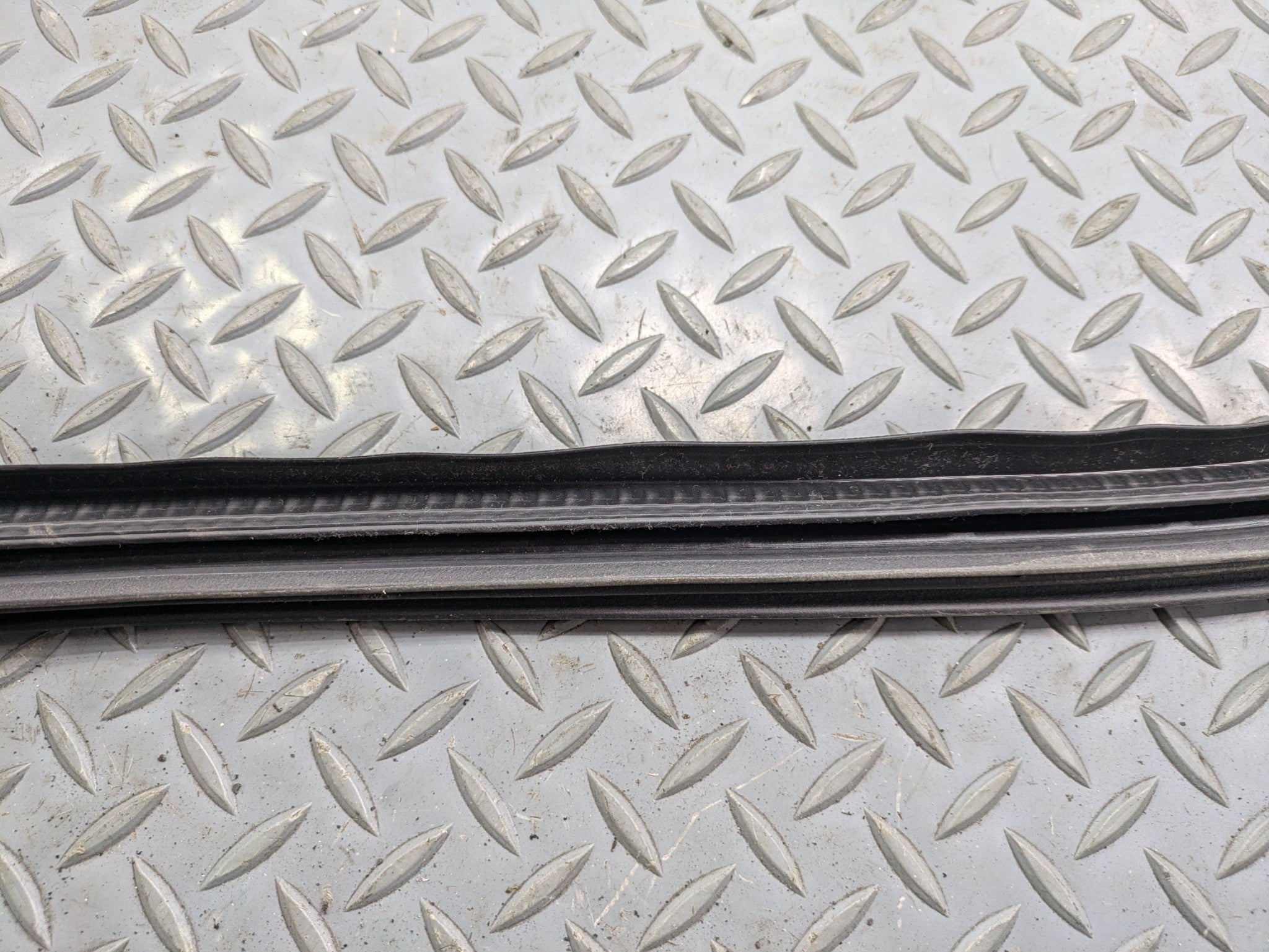 05 - 07 OEM VOLVO V50 REAR RIGHT PASSENGER SIDE DOOR SEAL WEATHER STRIP RUBBER