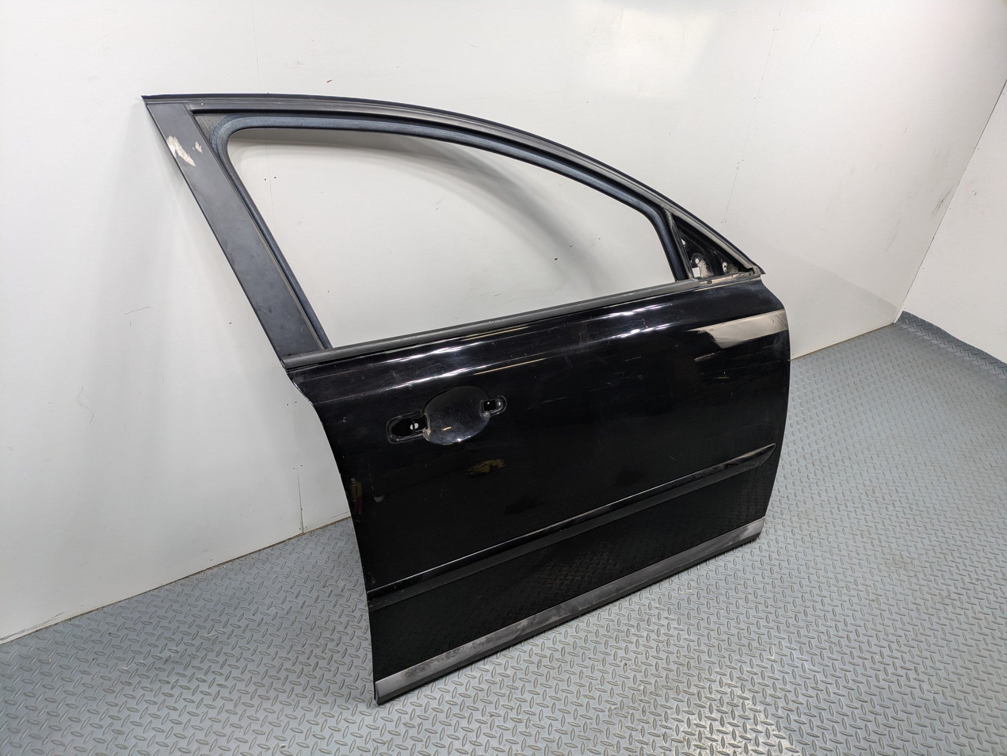 05 - 07 OEM VOLVO V50 FRONT RIGHT PASSENGER SIDE DOOR SHELL PANEL BLACK ASSEMBLY