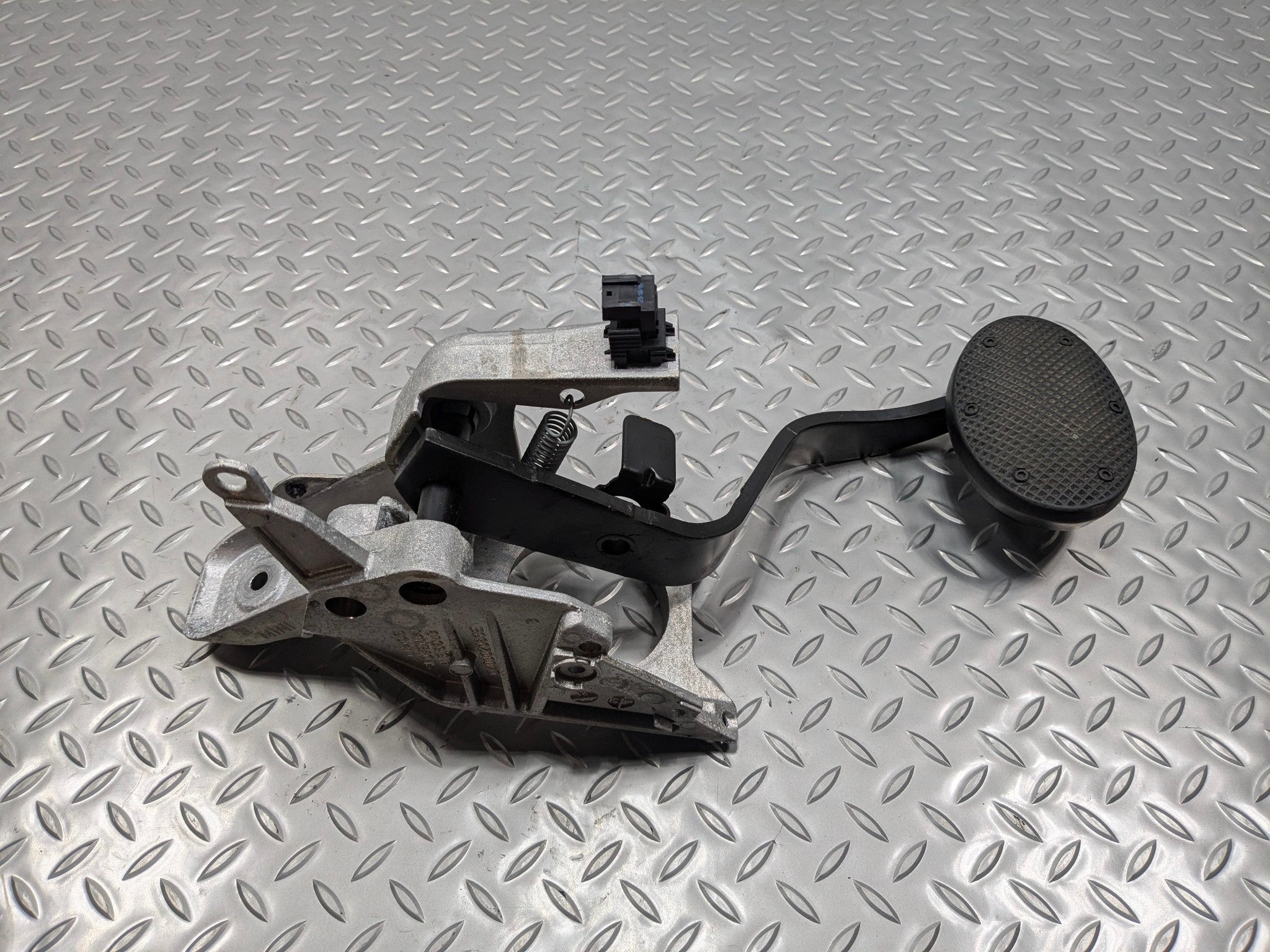 2009 - 2010 OEM MINI COOPER CONVERTIBLE COMPLETE FOOT STEP BRAKE PEDAL ASSEMBLY