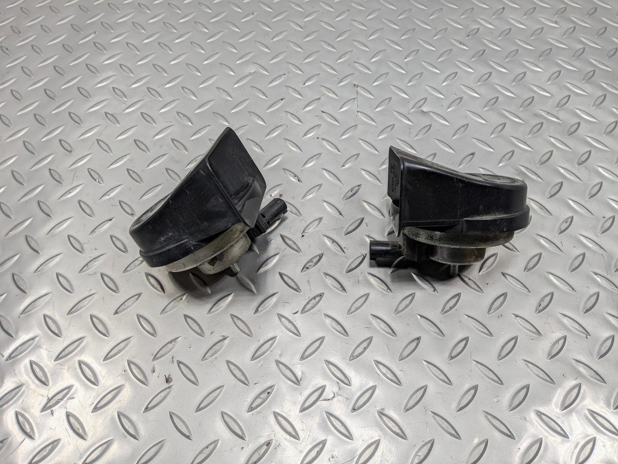 2009 - 2010 OEM MINI COOPER CONVERTIBLE HIGH AND LOW PITCH TONE ALARM HORN SET