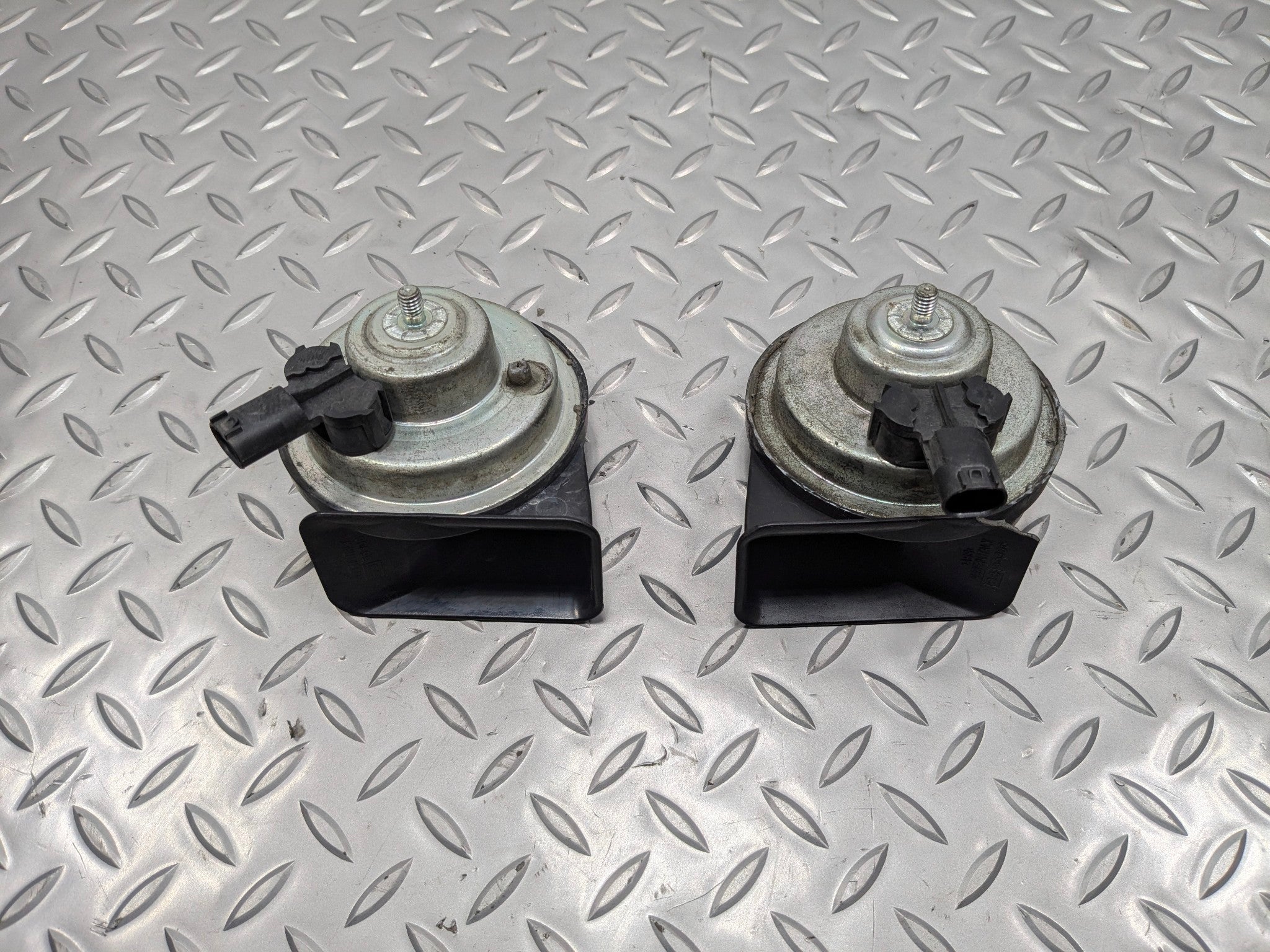 2009 - 2010 OEM MINI COOPER CONVERTIBLE HIGH AND LOW PITCH TONE ALARM HORN SET