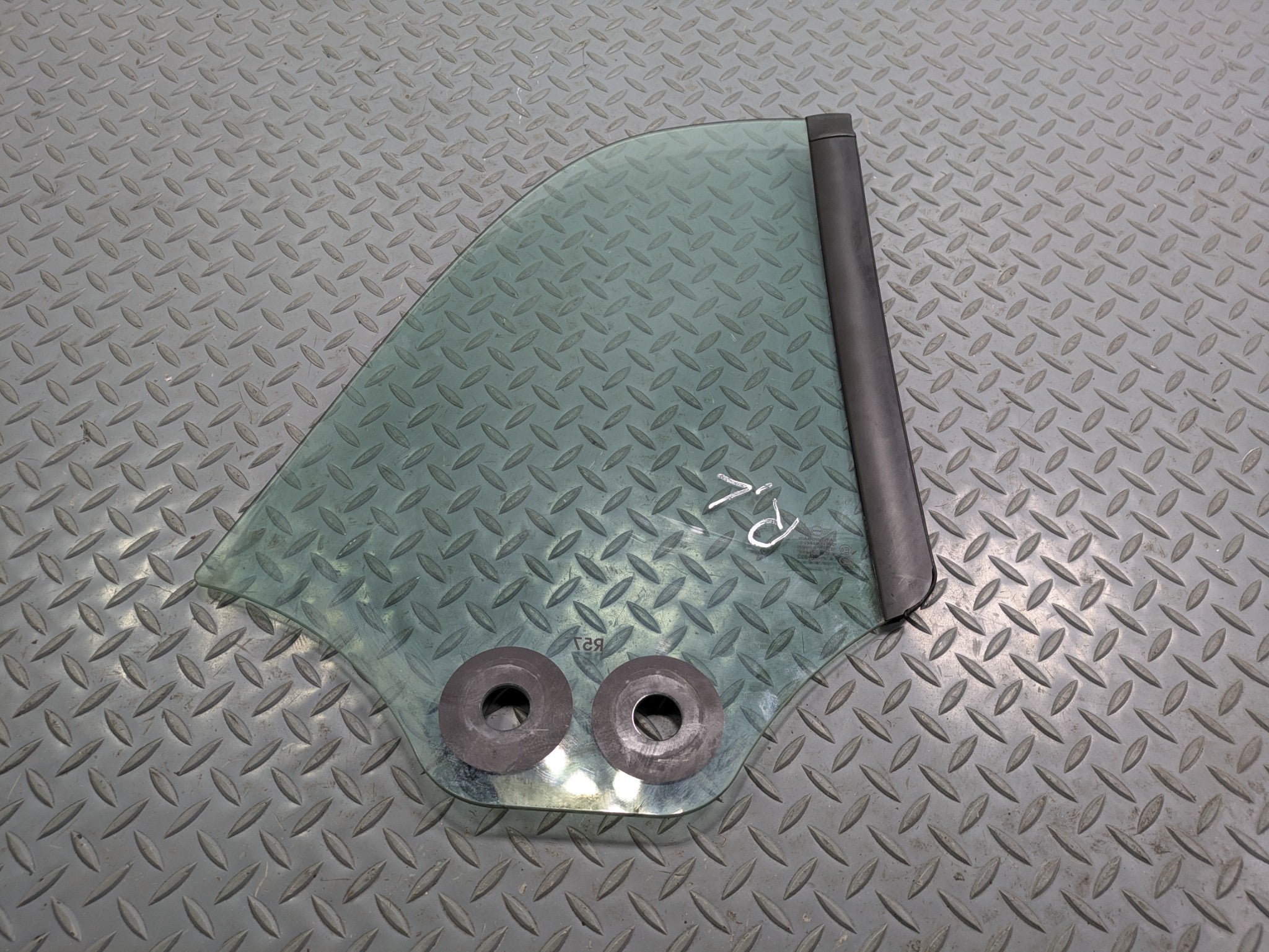 2009 - 2010 OEM MINI COOPER CONVERTIBLE REAR LEFT SIDE DOOR WINDOW QUARTER GLASS