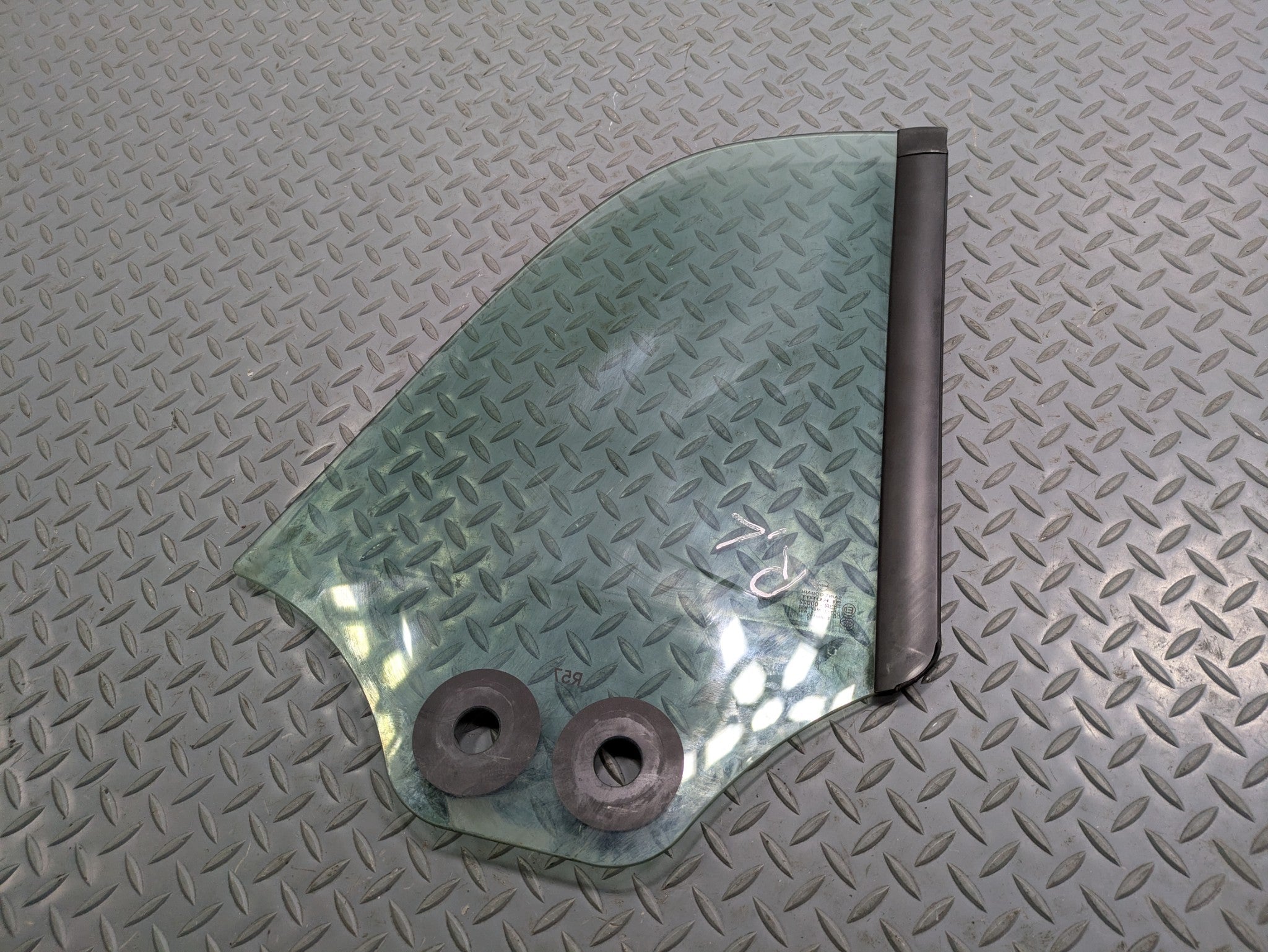 2009 - 2010 OEM MINI COOPER CONVERTIBLE REAR LEFT SIDE DOOR WINDOW QUARTER GLASS