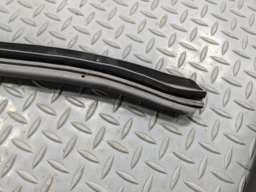 09 - 10 OEM MINI COOPER CONVERTIBLE FRONT RIGHT DOOR WEATHER STRIPPING SEAL