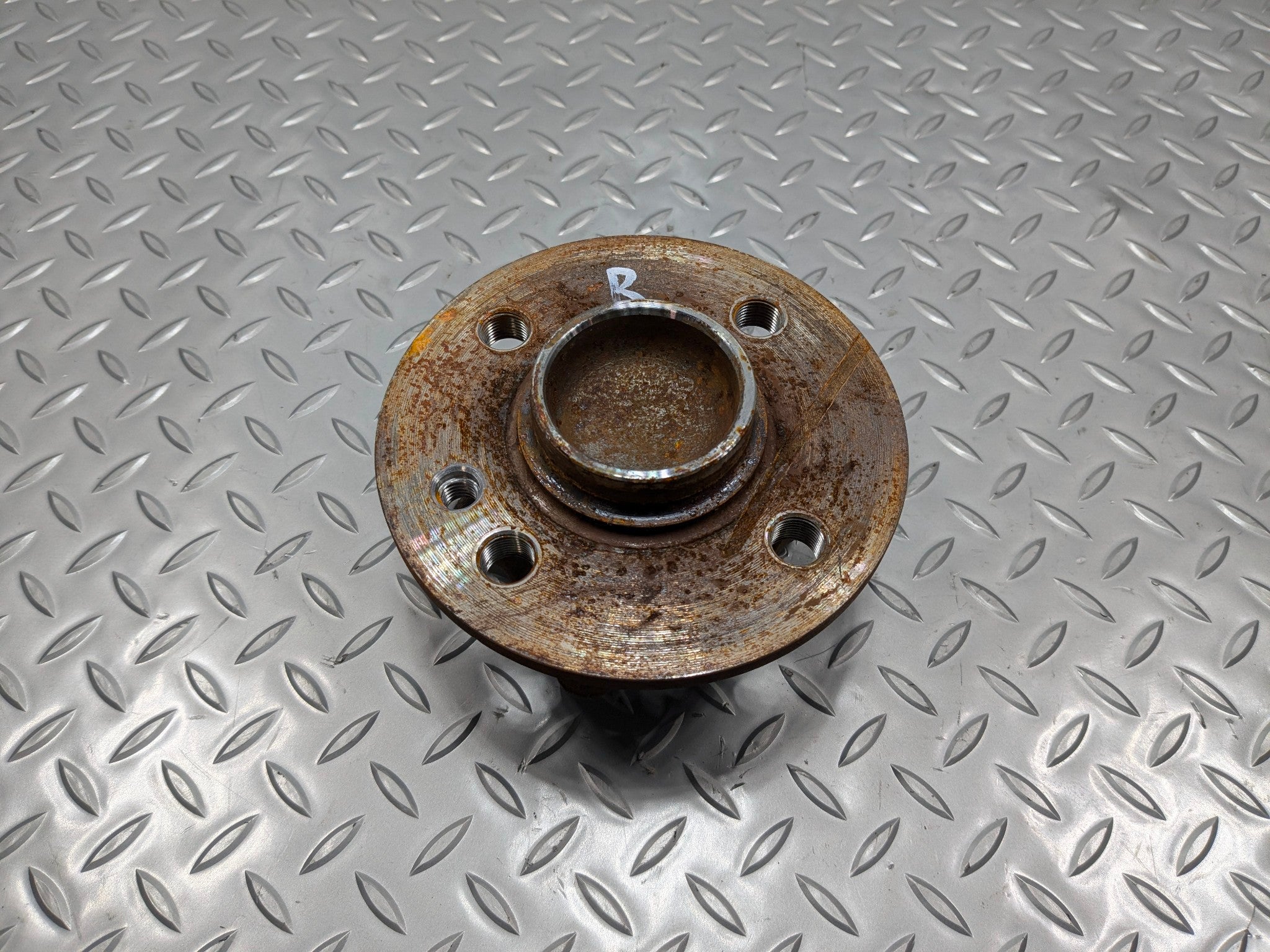 09 - 10 OEM MINI COOPER CONVERTIBLE REAR RIGHT PASSENGER SIDE WHEEL BEARING HUB