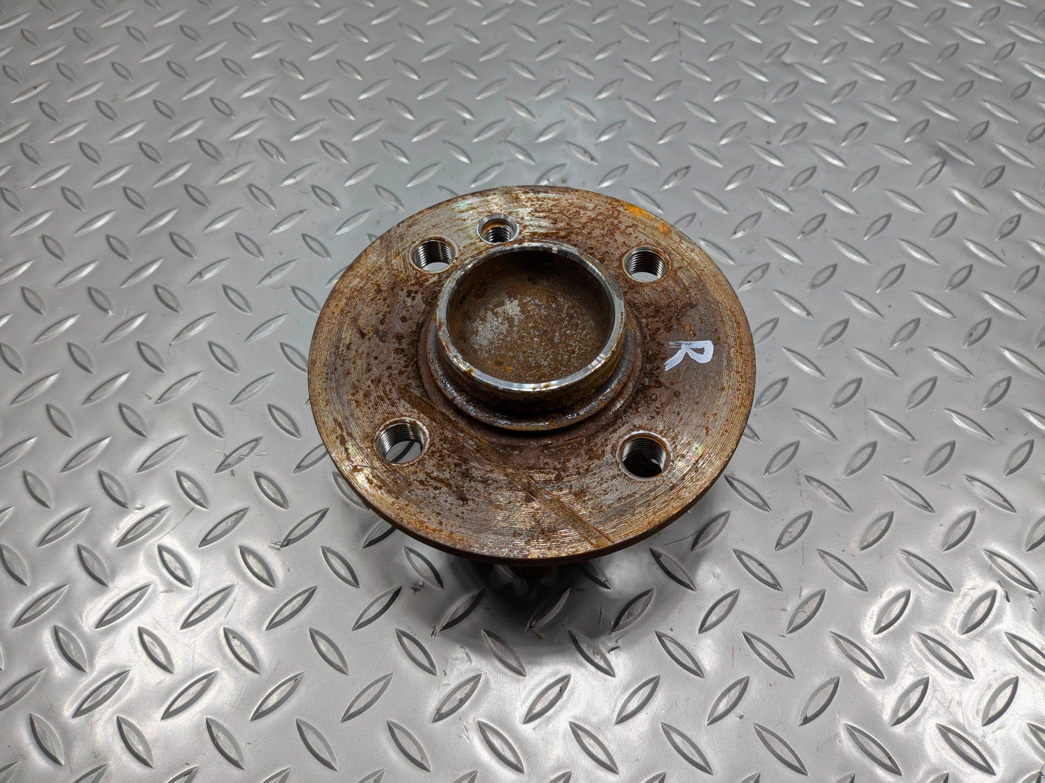 09 - 10 OEM MINI COOPER CONVERTIBLE REAR RIGHT PASSENGER SIDE WHEEL BEARING HUB