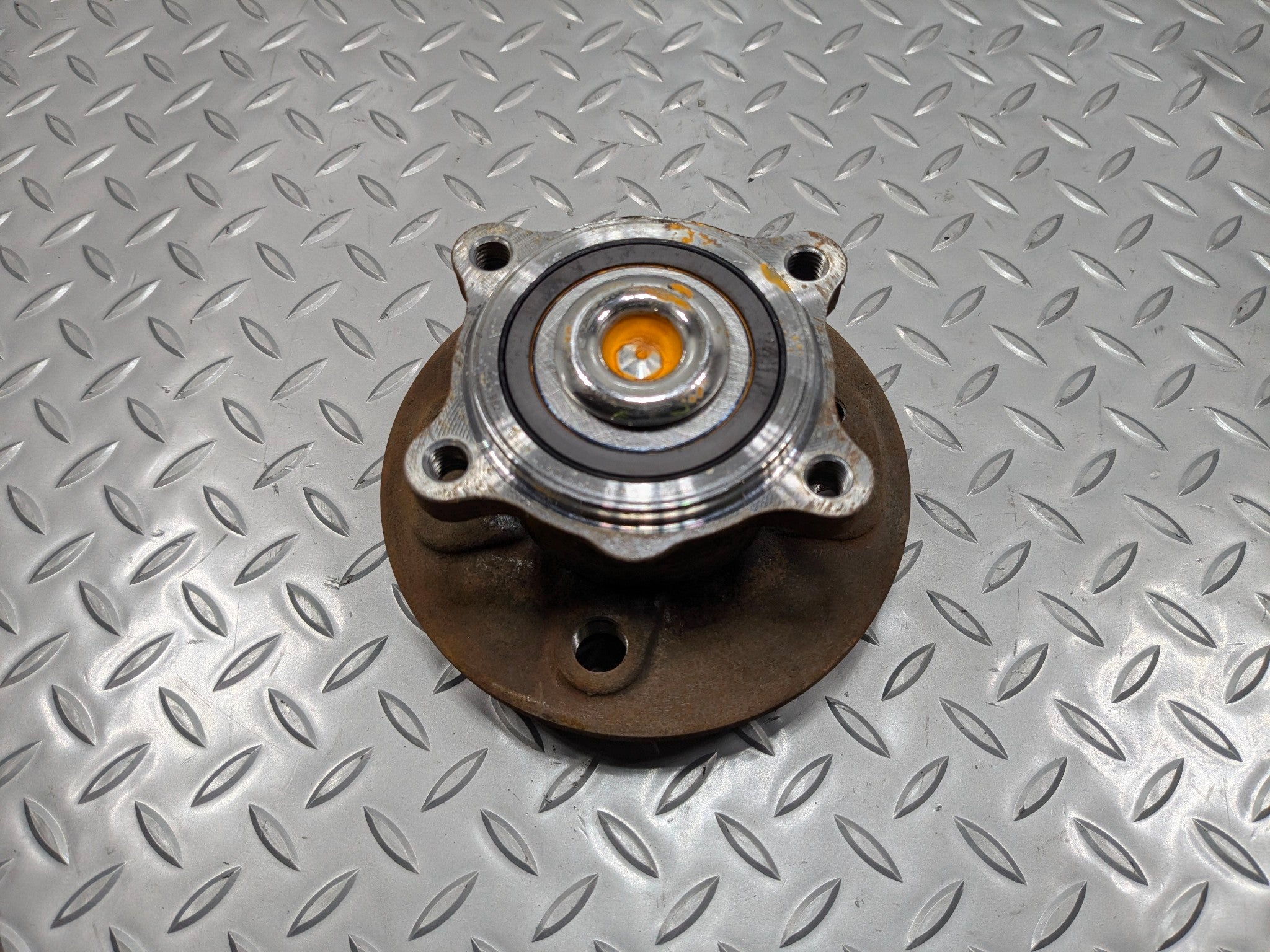 09 - 10 OEM MINI COOPER CONVERTIBLE REAR RIGHT PASSENGER SIDE WHEEL BEARING HUB