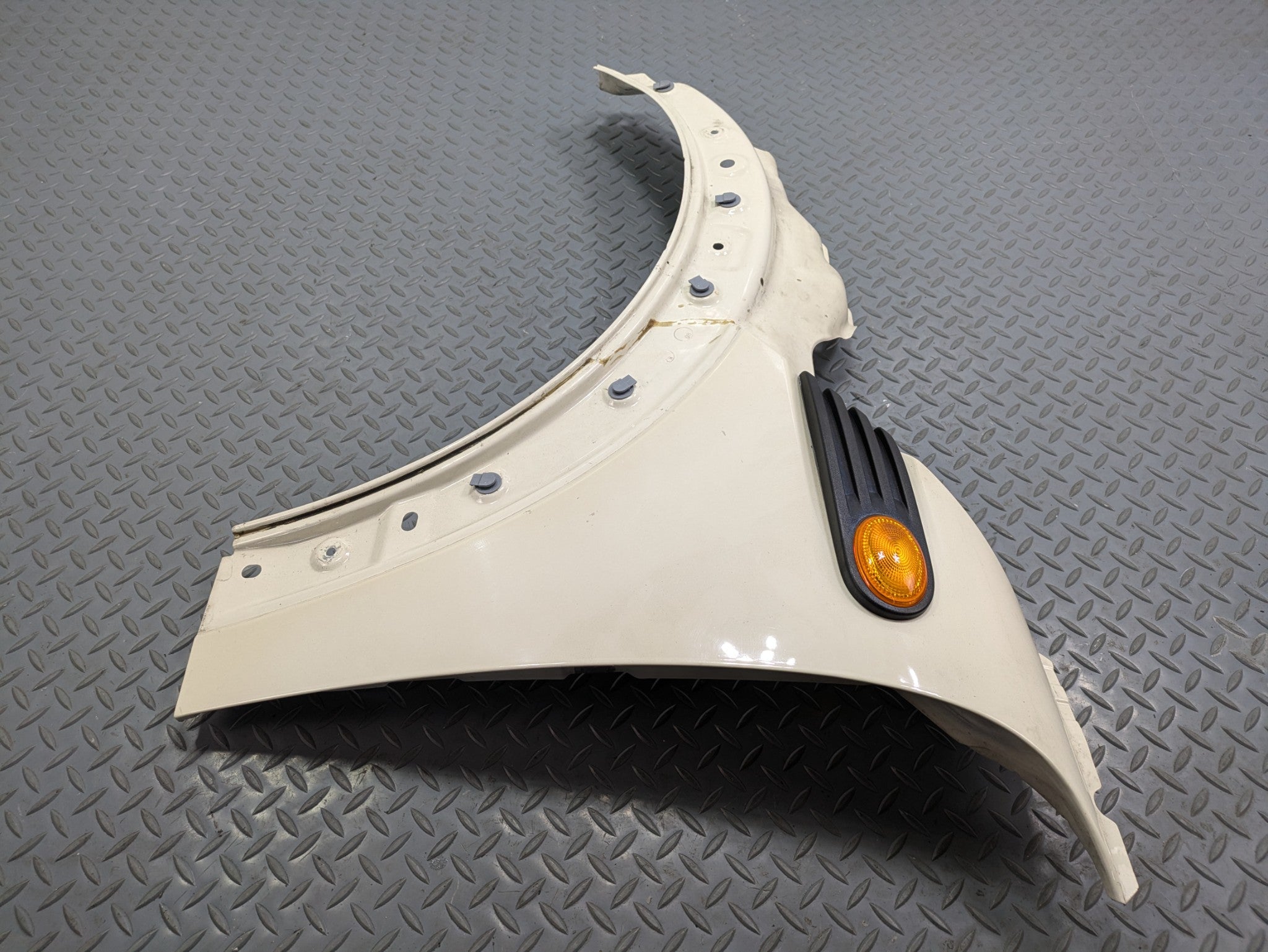 09 - 10 OEM MINI COOPER CONVERTIBLE FRONT LEFT SIDE FENDER PANEL PEPEER WHITE