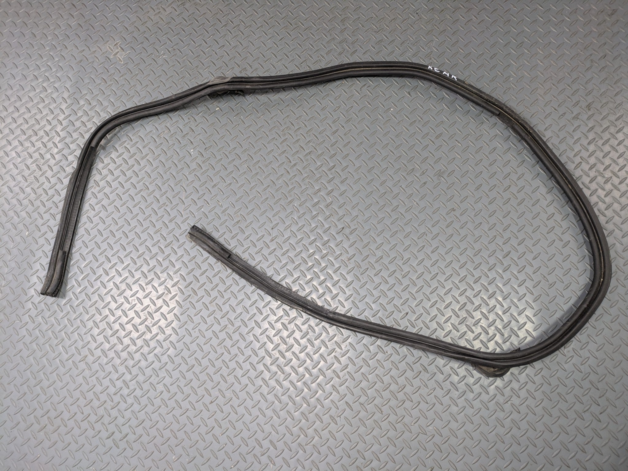 2009 - 2010 OEM MINI COOPER CONVERTIBLE TRUNK HATCH TAILGATE WEATHERSTRIP RUBBER