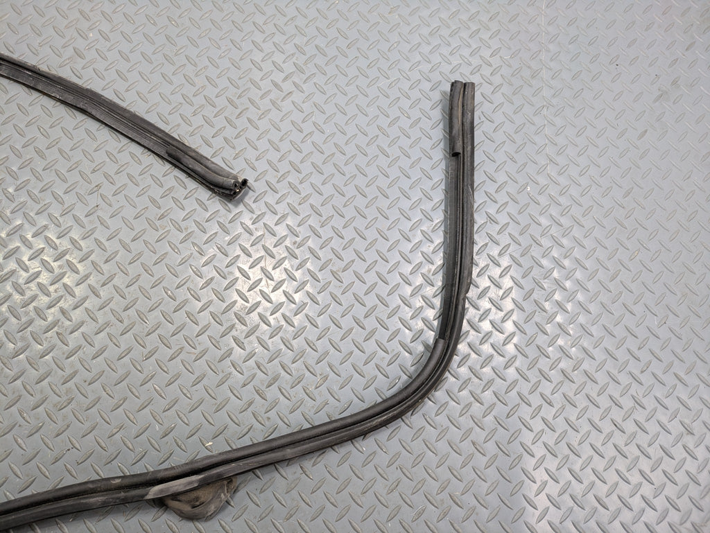 2009 - 2010 OEM MINI COOPER CONVERTIBLE TRUNK HATCH TAILGATE WEATHERSTRIP RUBBER