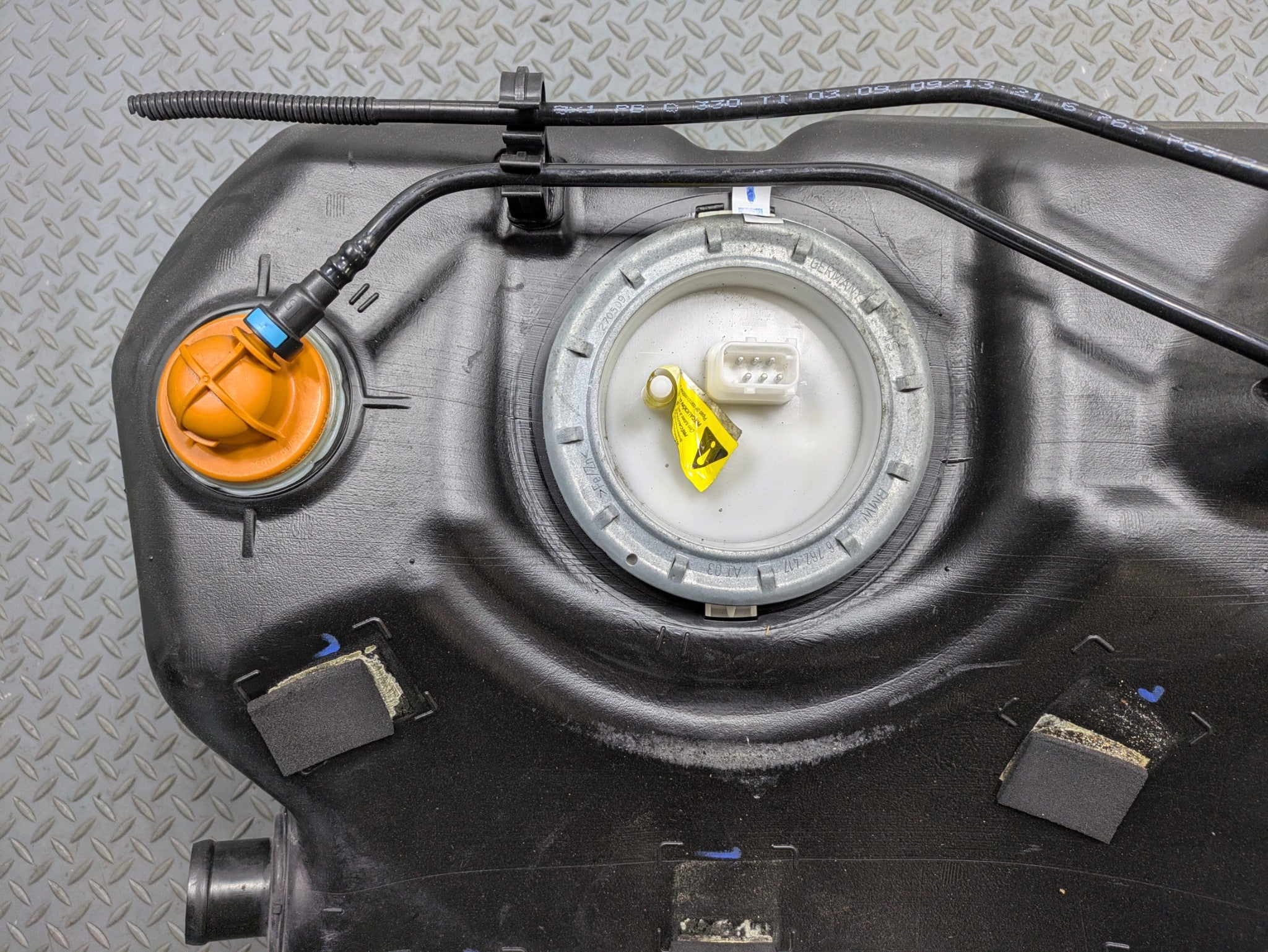 2009 - 2010 OEM MINI COOPER CONVERTIBLE GAS FUEL TANK ASSEMBLY