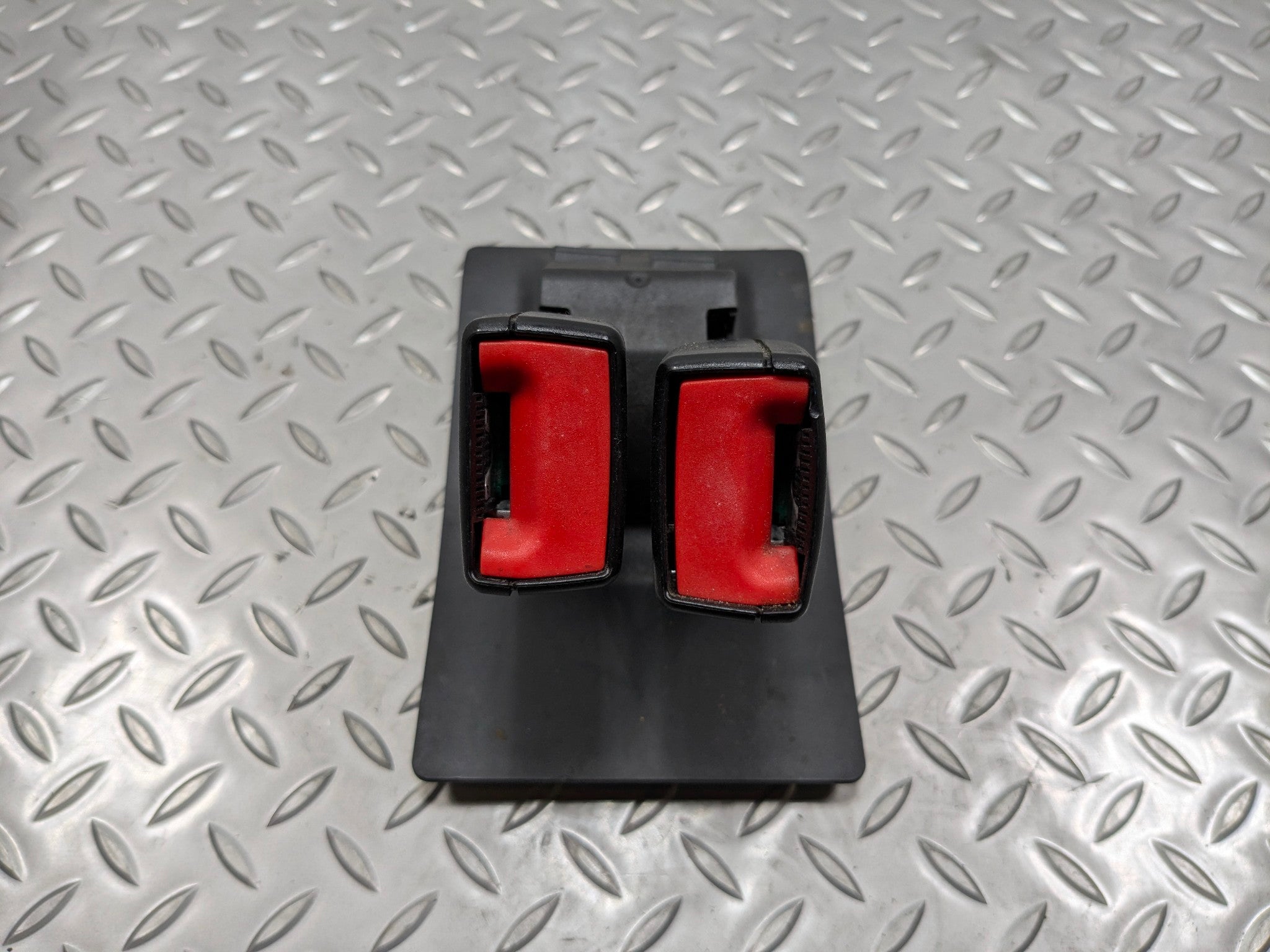 2009 - 2010 OEM MINI COOPER CONVERTIBLE REAR CENTER BUCKLE SEAT BELT RECEIVER