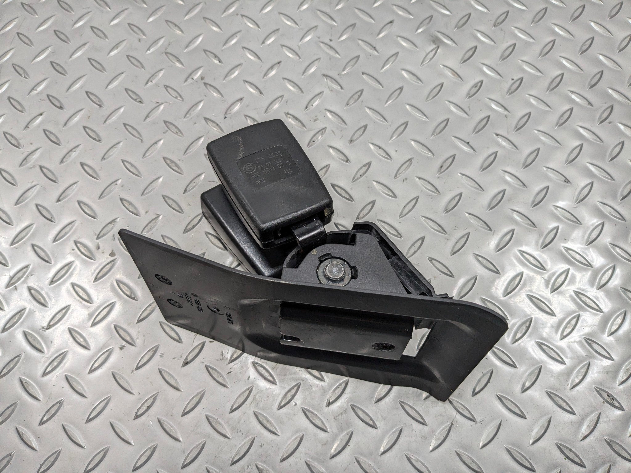 2009 - 2010 OEM MINI COOPER CONVERTIBLE REAR CENTER BUCKLE SEAT BELT RECEIVER