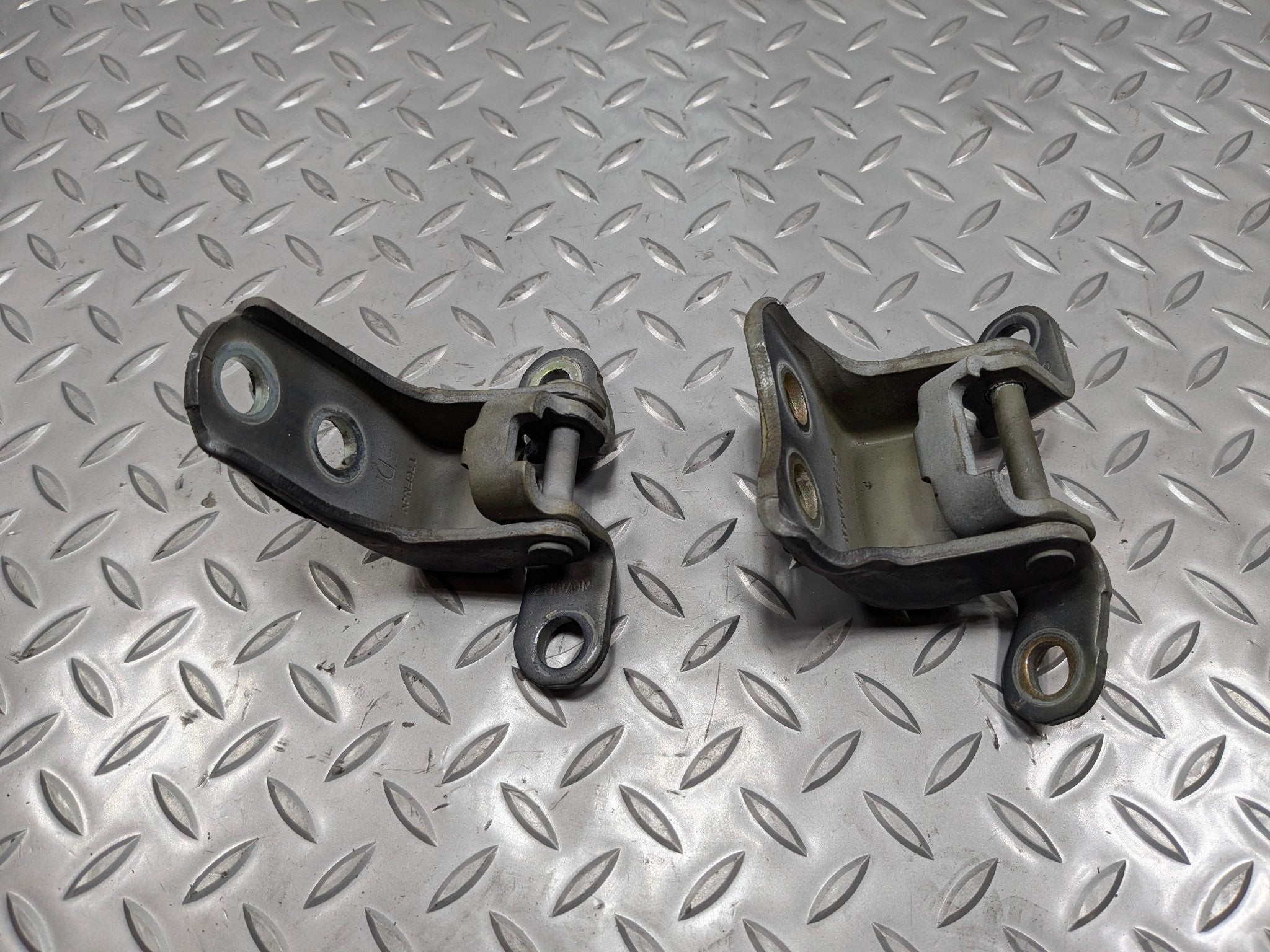 2004 - 2006 OEM ACURA TL FRONT LEFT DRIVER SIDE UPPER AND LOWER DOOR HINGE SET