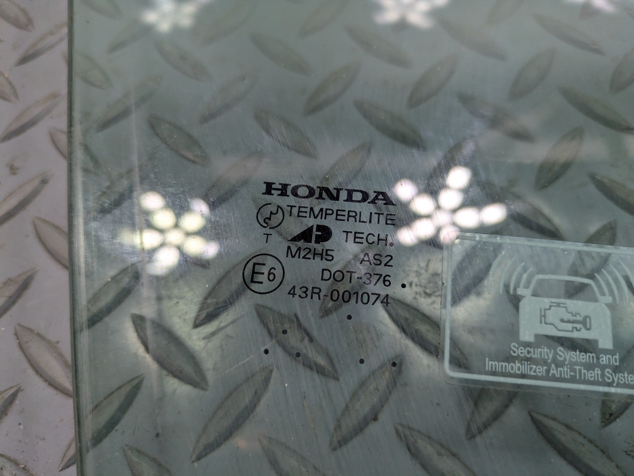 2004 - 2006 OEM ACURA TL FRONT RIGHT PASSENGER SIDE DOOR WINDOW GLASS