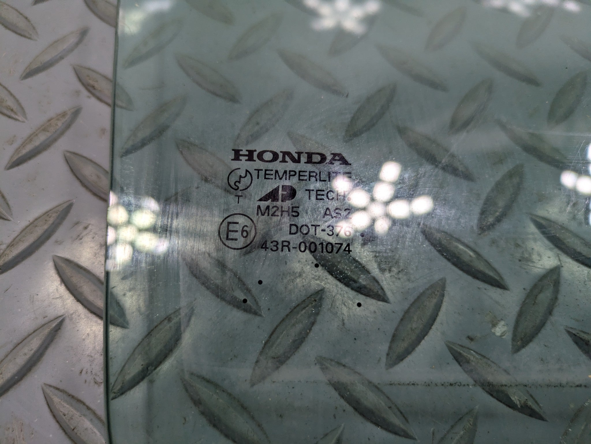 2004 - 2006 OEM ACURA TL REAR RIGHT PASSENGER SIDE DOOR WINDOW GLASS