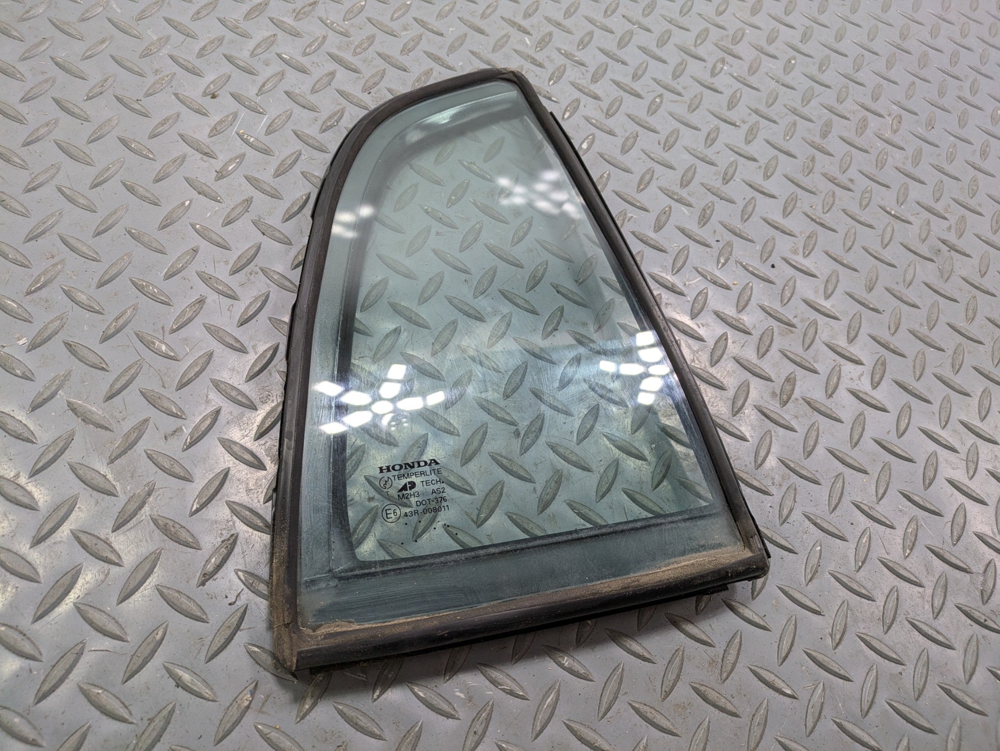 2004 - 2006 OEM ACURA TL REAR RIGHT PASSENGER SIDE VENT WINDOW GLASS