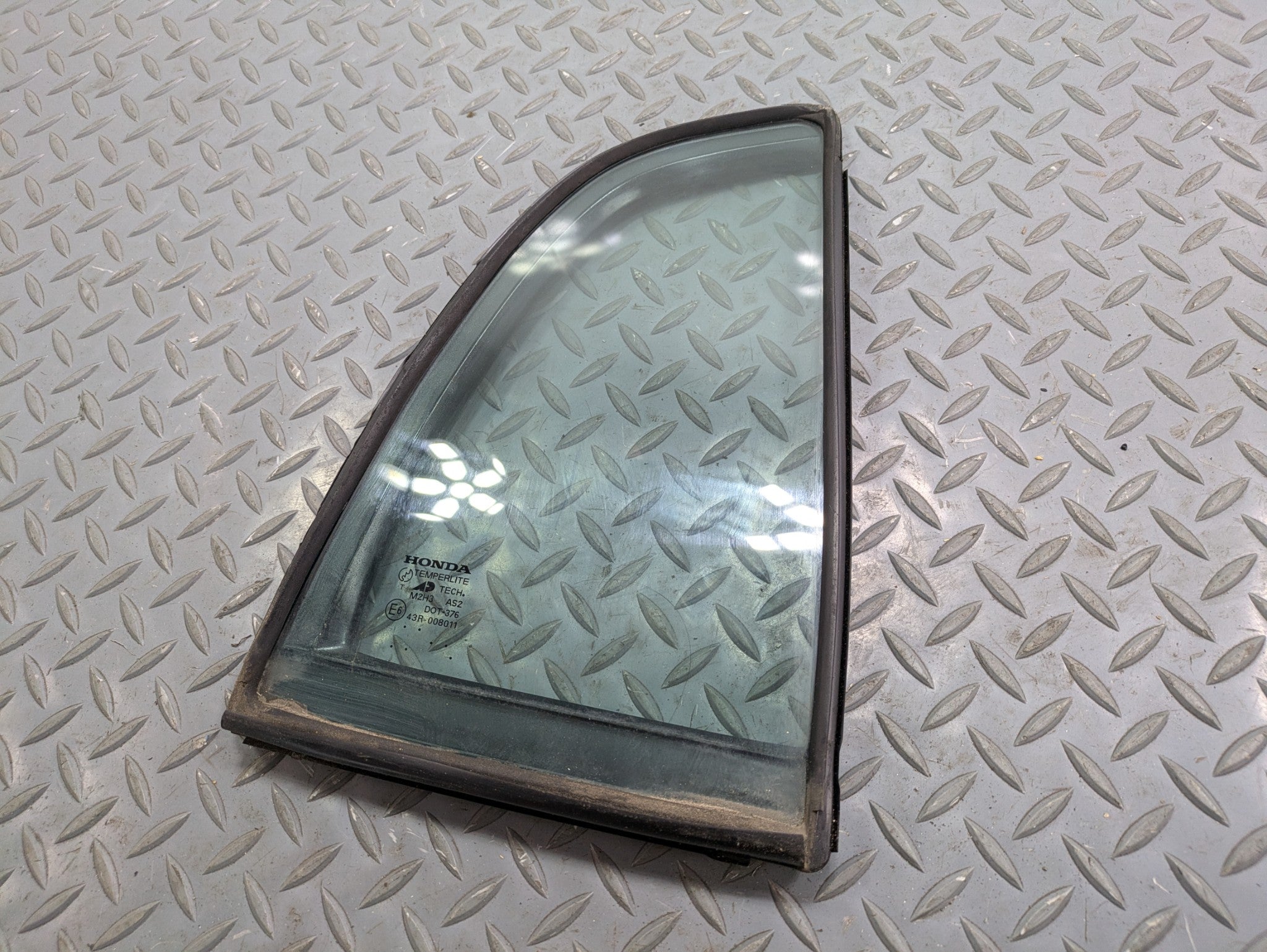 2004 - 2006 OEM ACURA TL REAR RIGHT PASSENGER SIDE VENT WINDOW GLASS