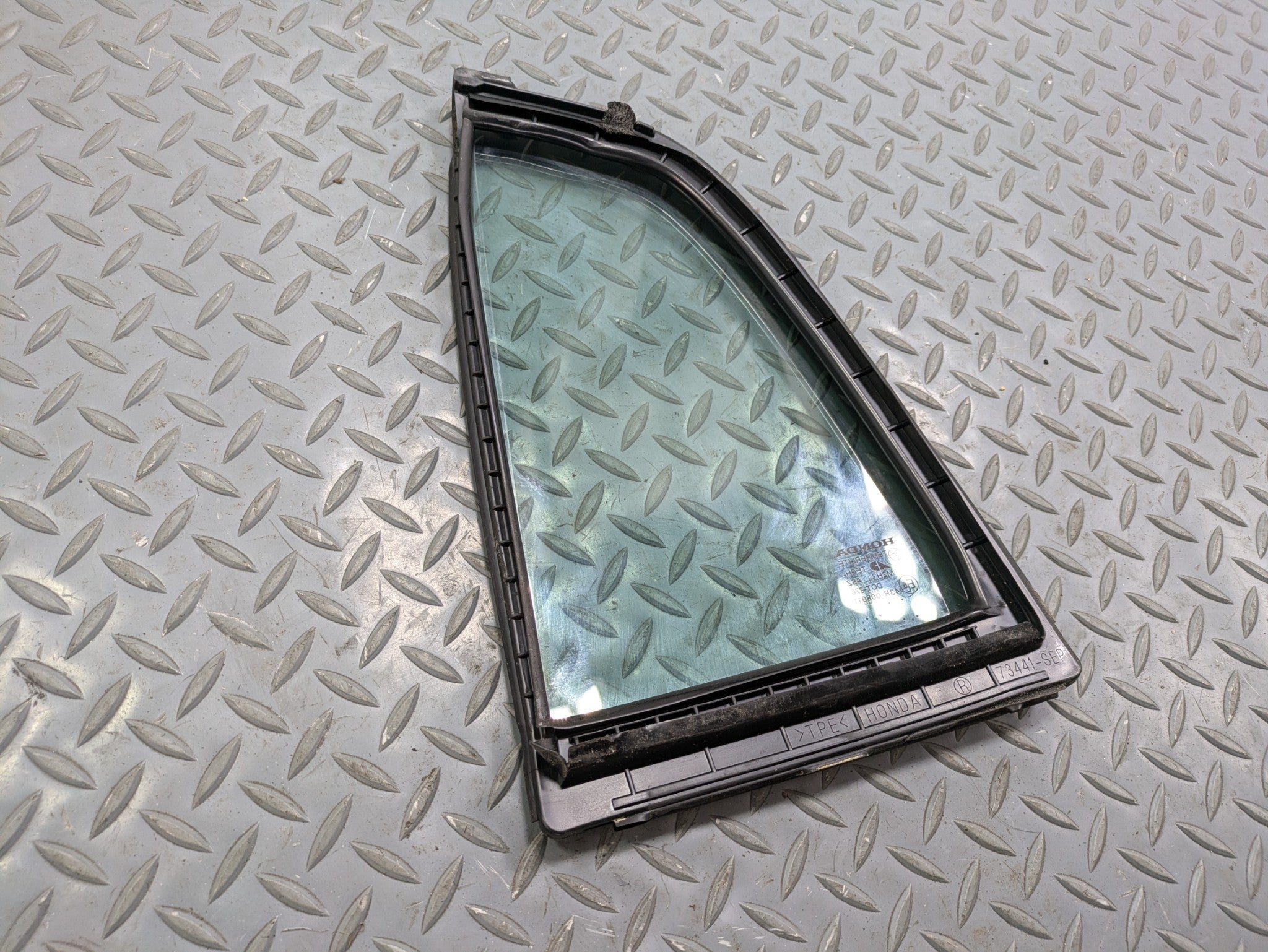 2004 - 2006 OEM ACURA TL REAR RIGHT PASSENGER SIDE VENT WINDOW GLASS