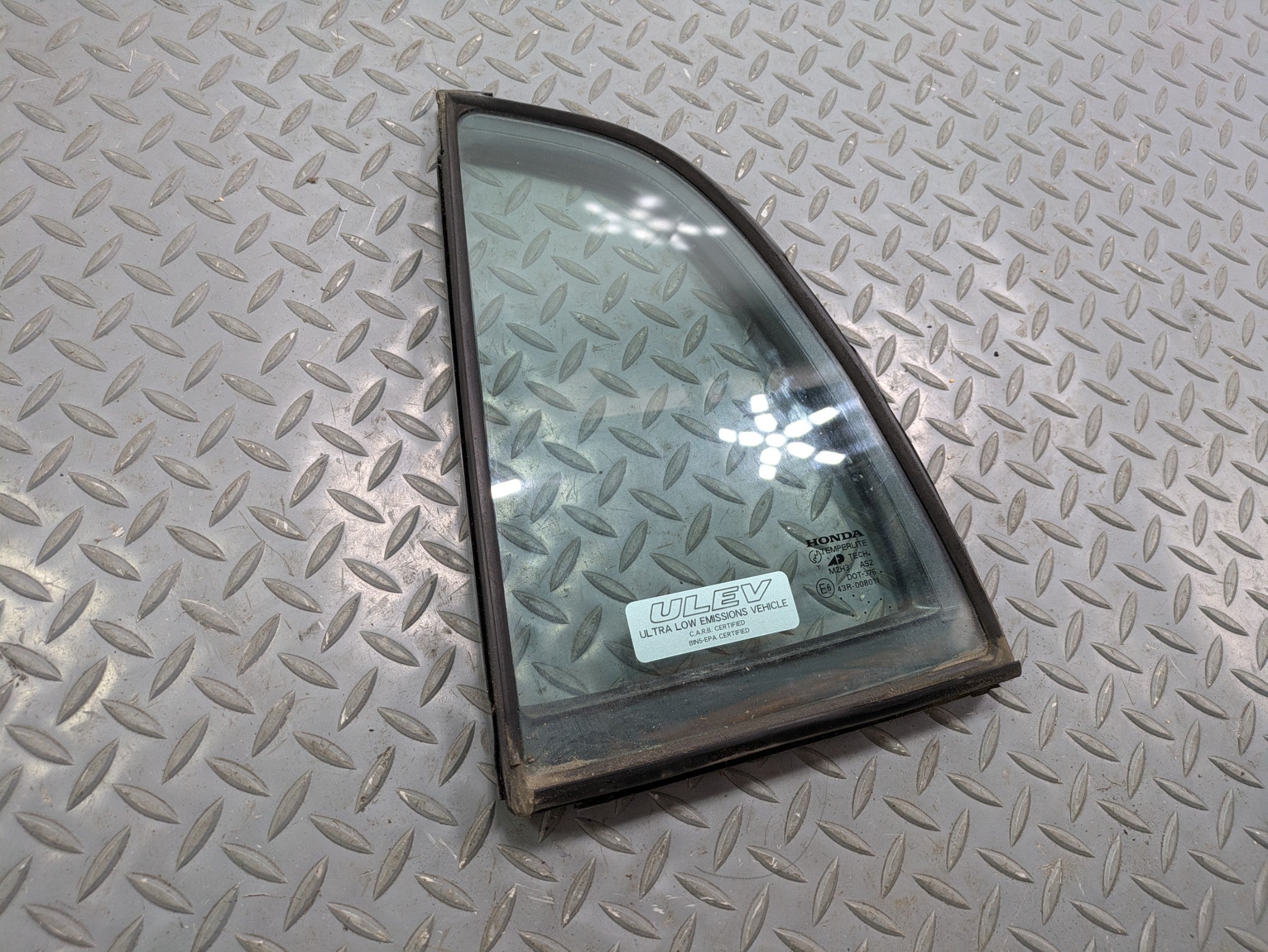 2004 - 2006 OEM ACURA TL REAR LEFT DRIVER SIDE WINDOW VENT GLASS