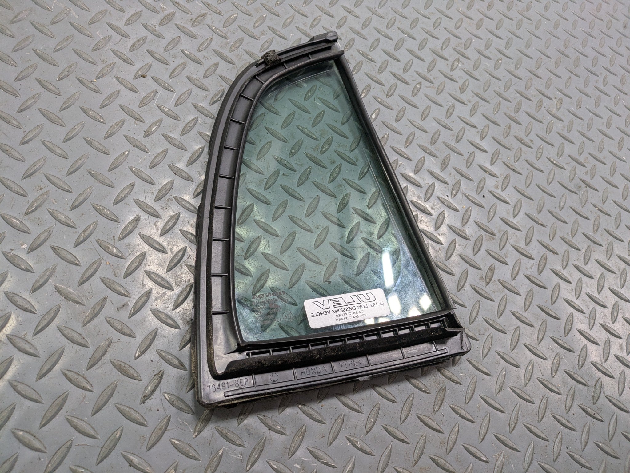 2004 - 2006 OEM ACURA TL REAR LEFT DRIVER SIDE WINDOW VENT GLASS