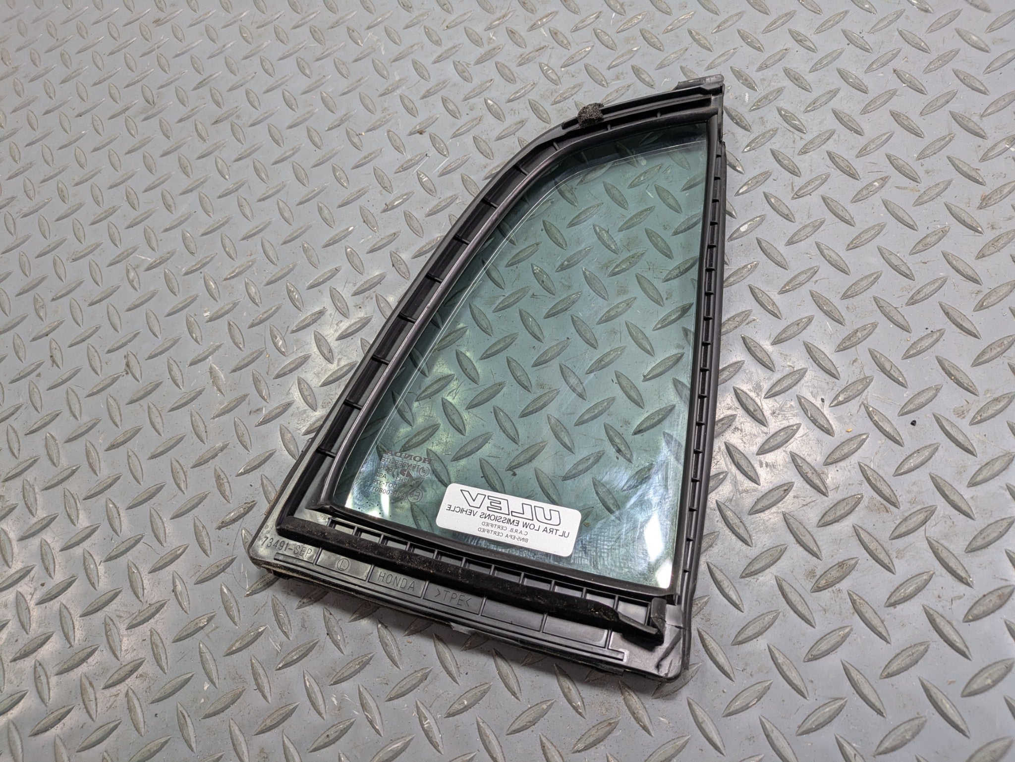 2004 - 2006 OEM ACURA TL REAR LEFT DRIVER SIDE WINDOW VENT GLASS