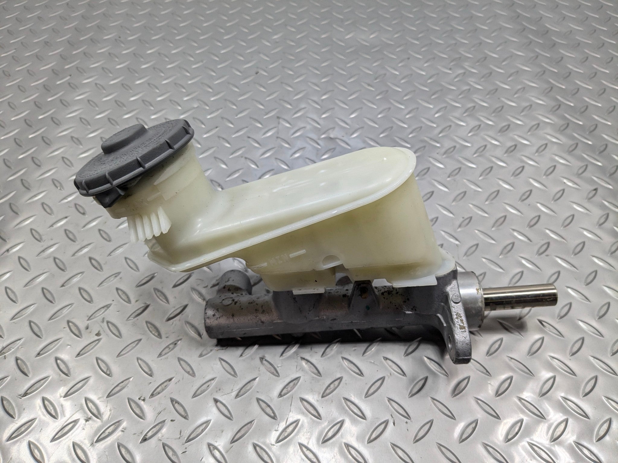 2004 - 2006 OEM ACURA TL BRAKE MASTER CYLINDER WITH RESERVOIR ASSEMBLY