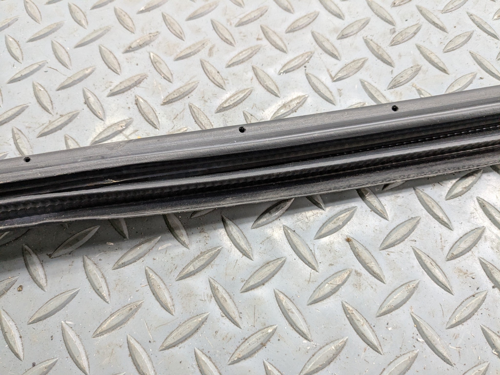 04 - 06 OEM ACURA TL FRONT LEFT DRIVER SIDE DOOR SEAL WEATHER STRIPPING RUBBER