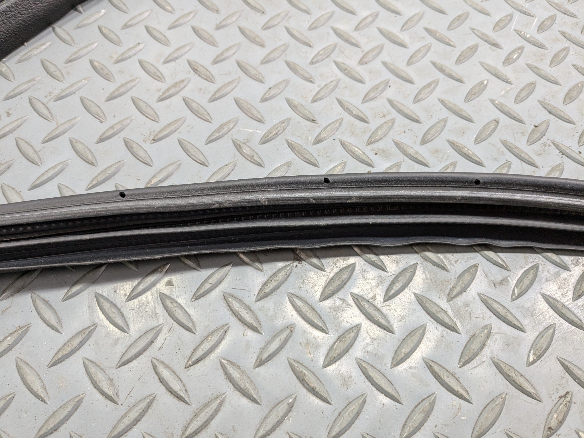 04 - 06 OEM ACURA TL REAR LEFT DRIVER SIDE DOOR SEAL WEATHER STRIPPING RUBBER