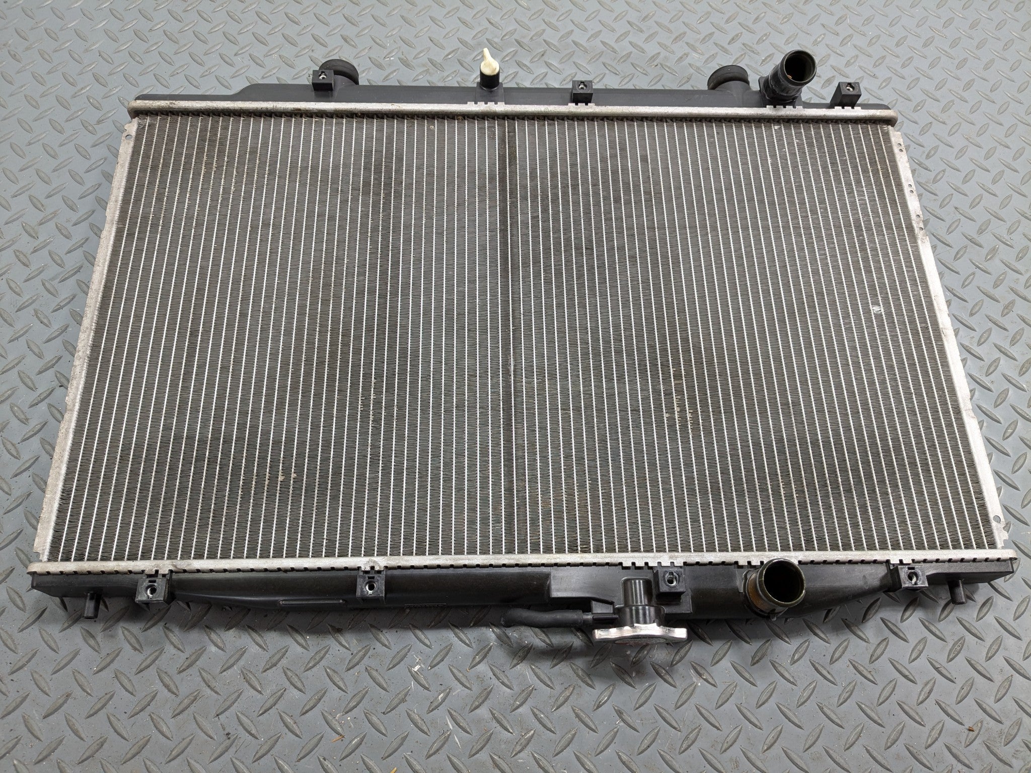 2004 - 2006 OEM ACURA TL ENGINE COOLING RADIATOR ASSEMBLY
