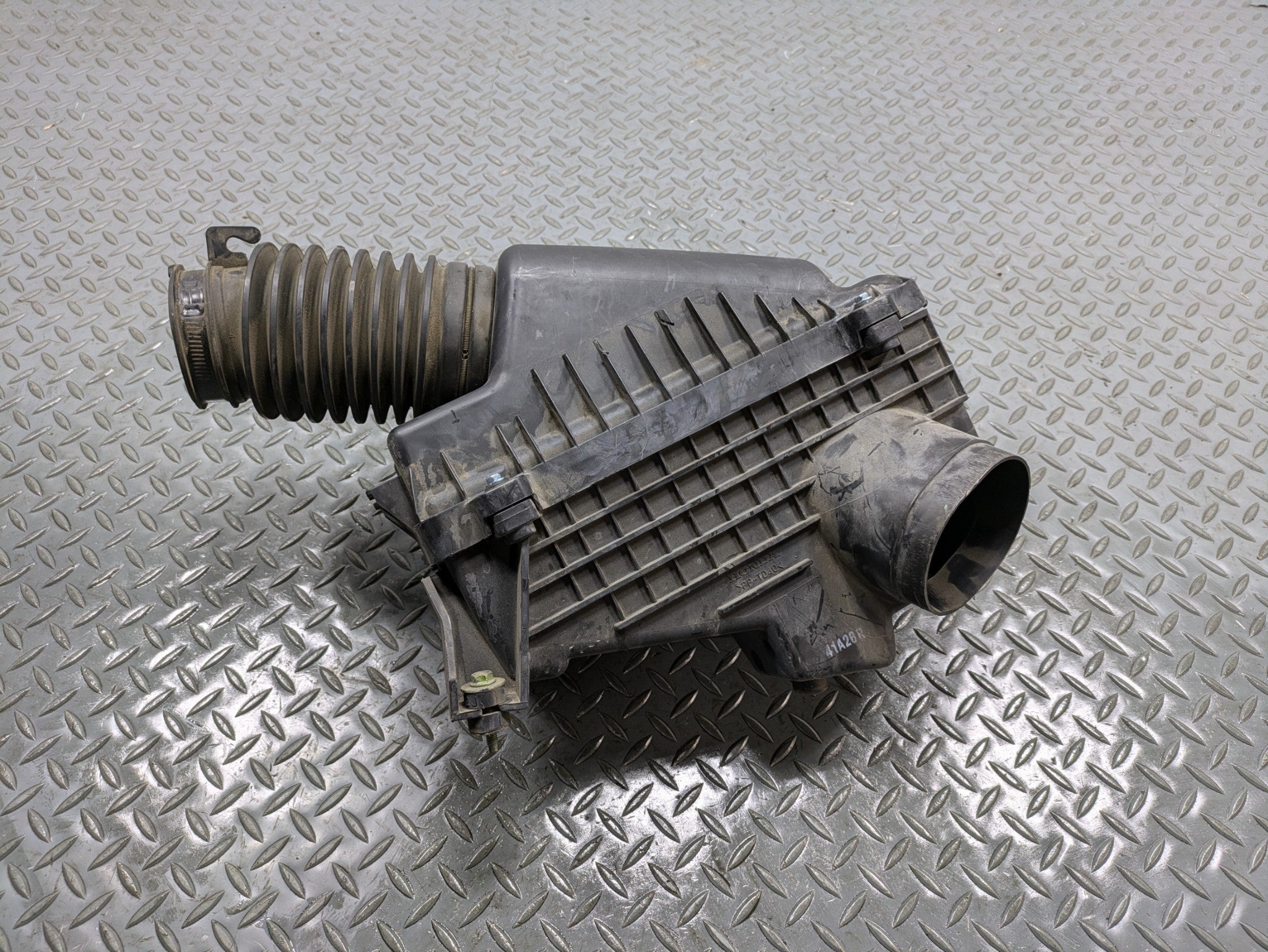 2004 - 2006 OEM ACURA TL ENGINE AIR CLEANER FILTER HOUSING BOX ASSEMBLY