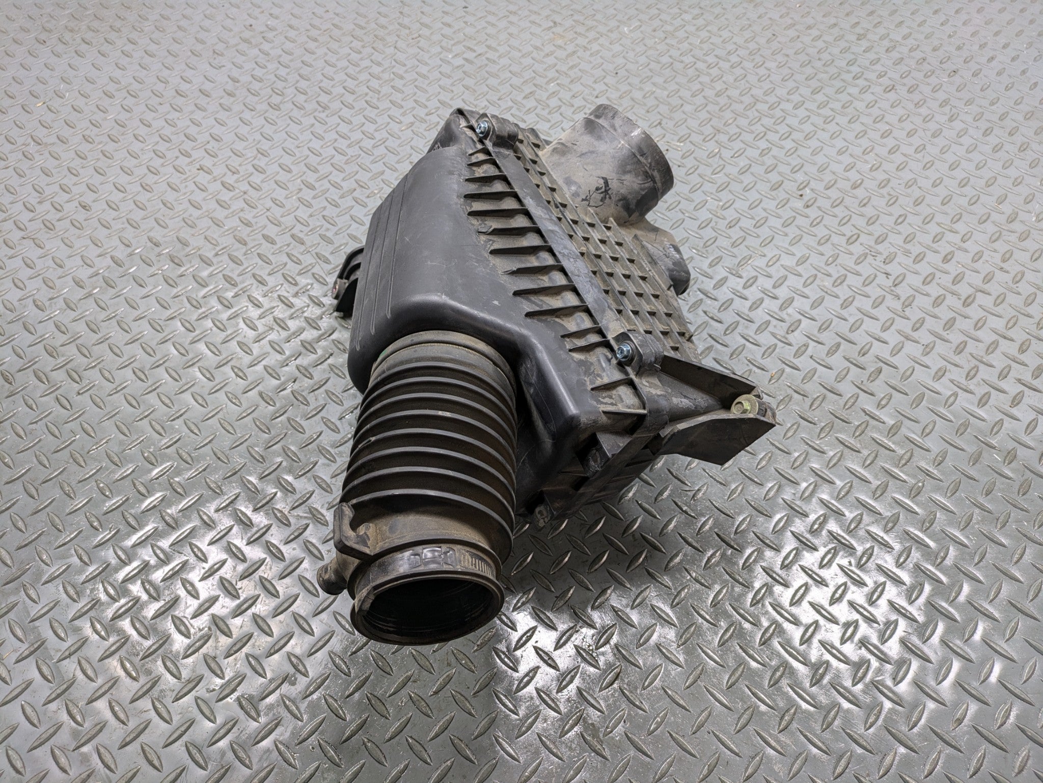 2004 - 2006 OEM ACURA TL ENGINE AIR CLEANER FILTER HOUSING BOX ASSEMBLY
