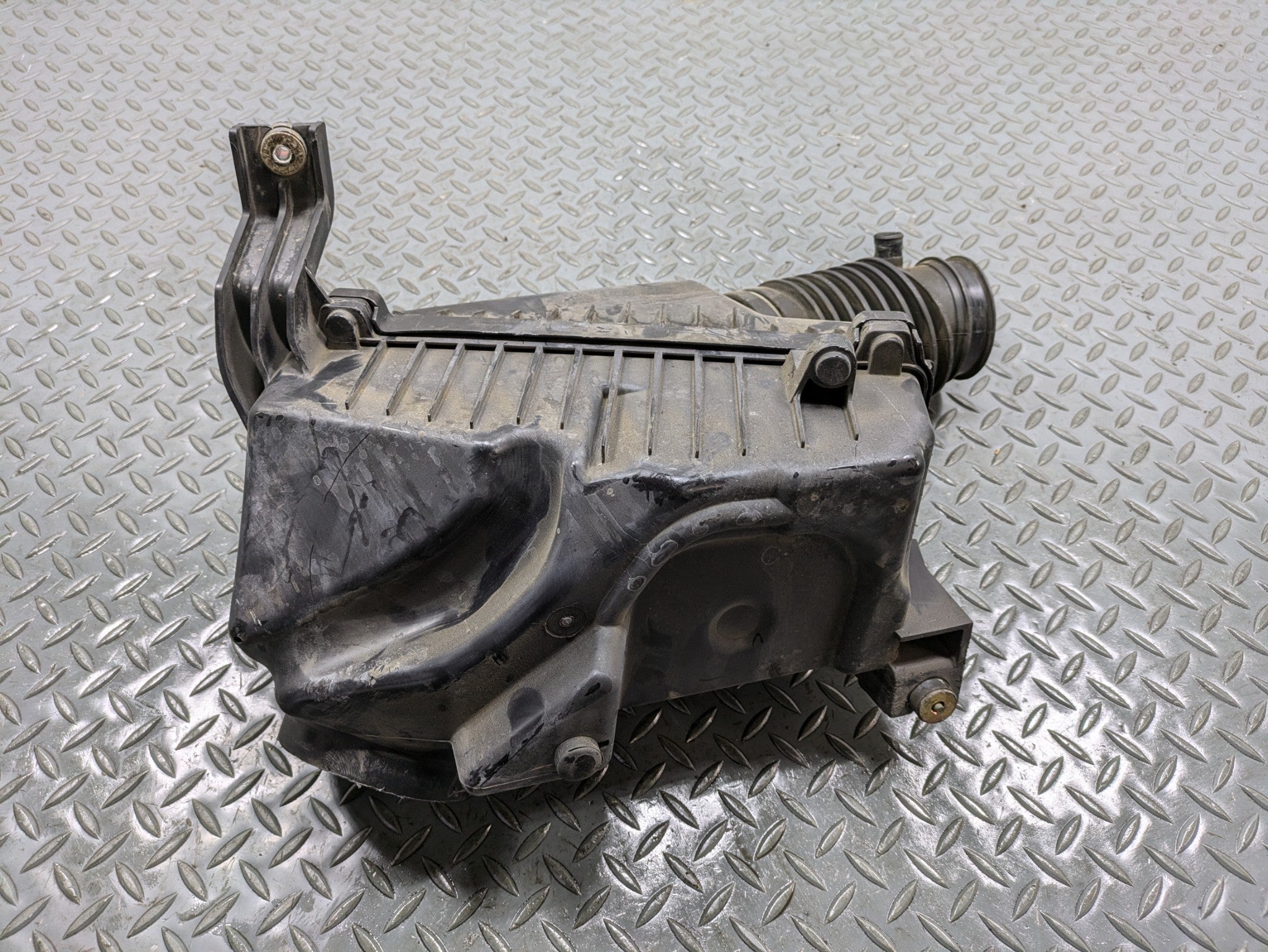 2004 - 2006 OEM ACURA TL ENGINE AIR CLEANER FILTER HOUSING BOX ASSEMBLY