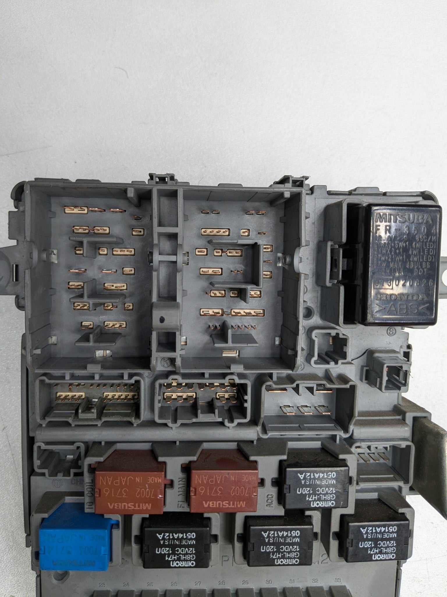 2004 - 2006 OEM ACURA TL INTERIOR RELAY JUNCTION BLOCK CABIN FUSE BOX
