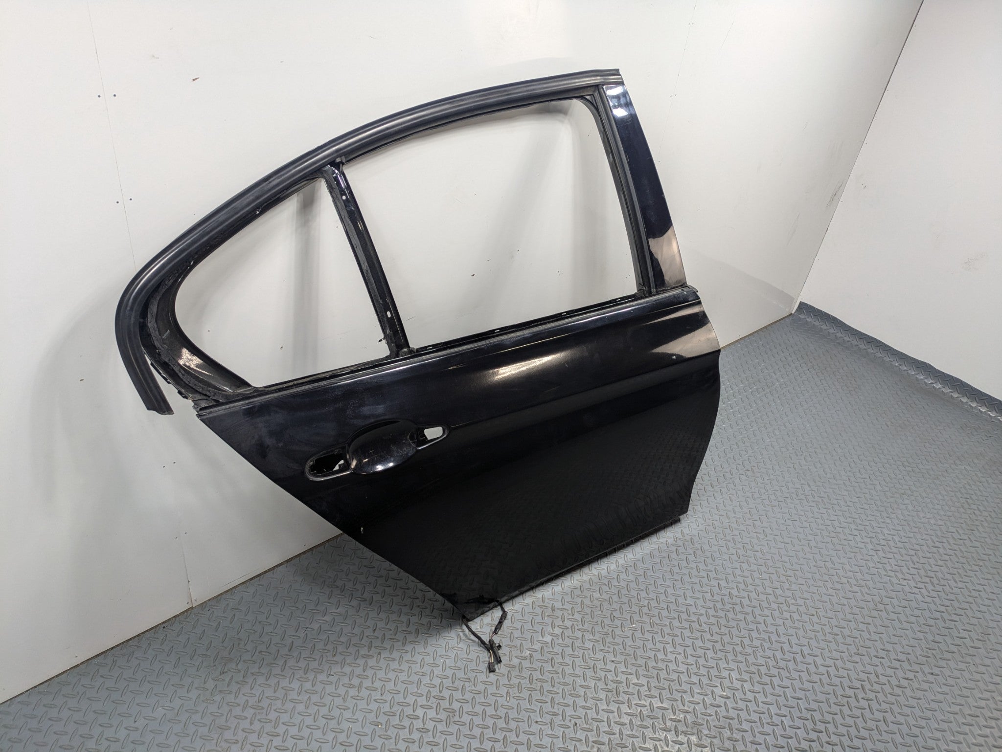 2016 - 2019 OEM BMW 330I REAR RIGHT SIDE DOOR SHELL PANEL BLACK ASSEMBLY